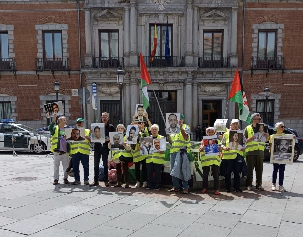 contramutis's tweet photo. sanchezcastejon  respalda a Lamine Yamal y al pueblo palestino y rechaza la violación de los #DDHH,  lo que hace #Marruecos en el #SáharaOccidental ocupado y no condena #España. Ante @MAECgob por los #DDHH y la libertad de los presos políticos saharauis en cárceles marroquís https://t.co/kHtKjFL9AX