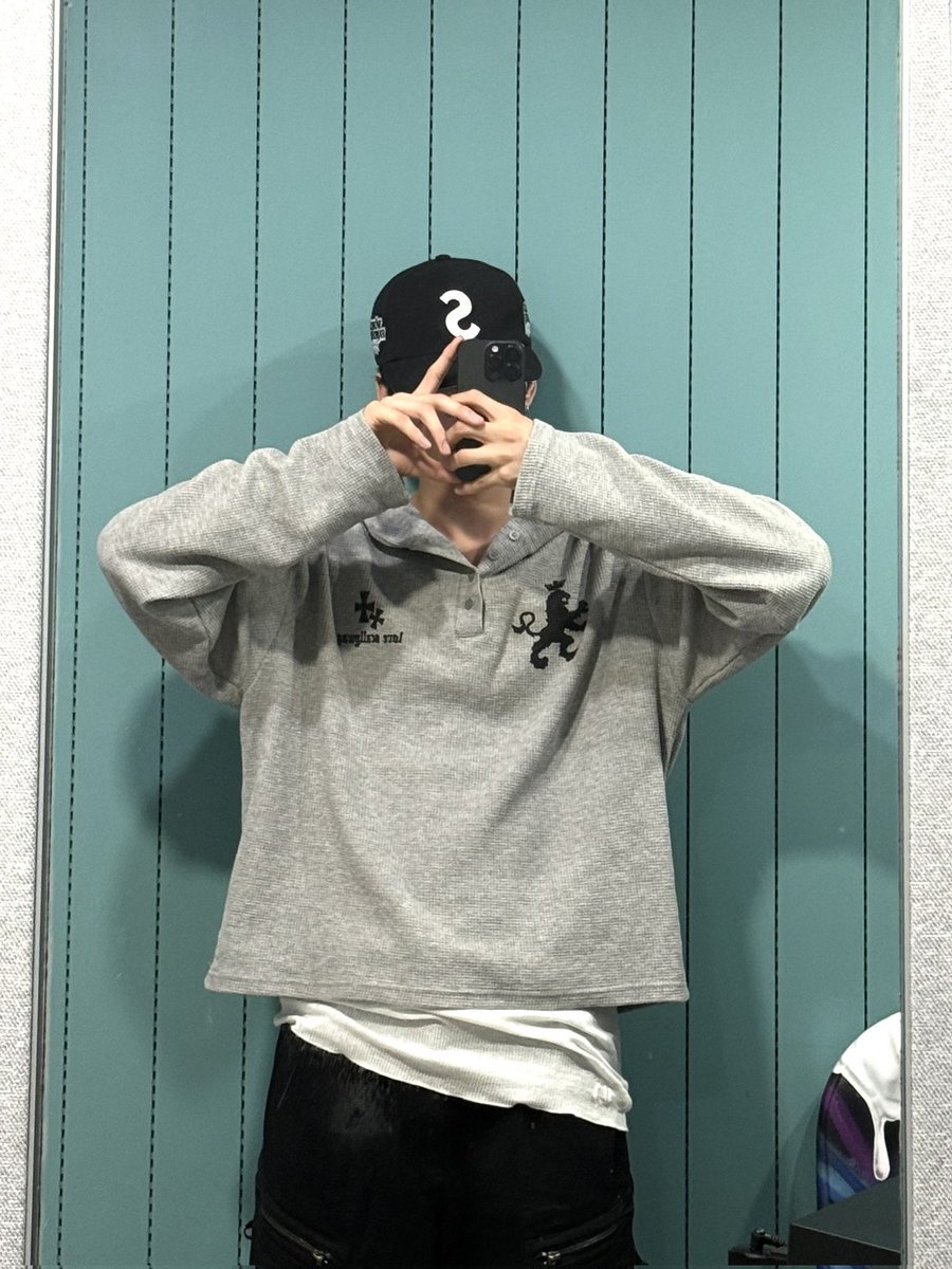 Oddeuu's tweet photo. Mirror caught me being effortlessly cool. https://t.co/eXMLqg6XLh