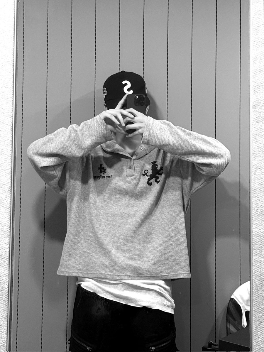 Oddeuu's tweet photo. Mirror caught me being effortlessly cool. https://t.co/eXMLqg6XLh