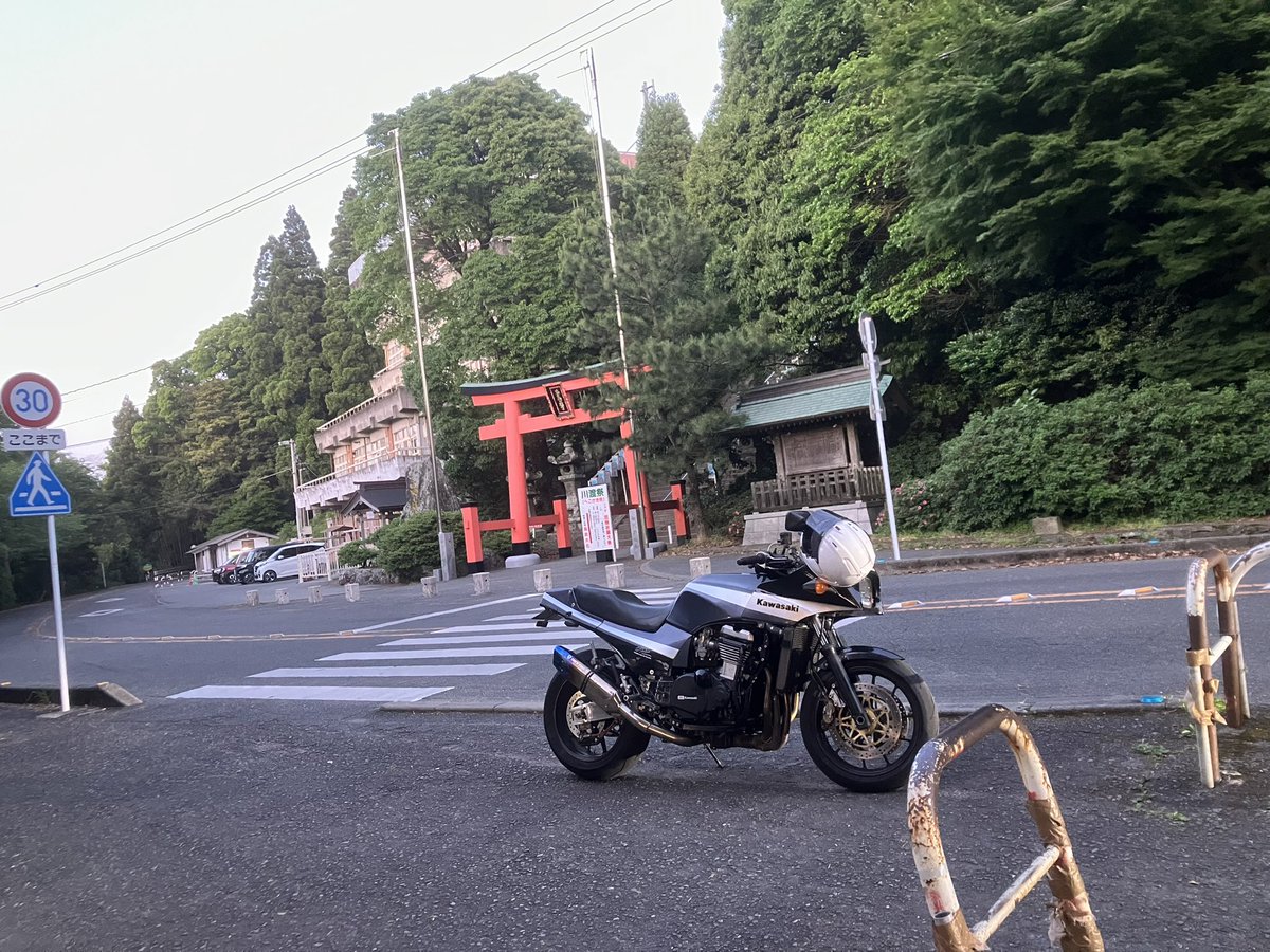 1052ed's tweet photo. 今年半分位で11とgpzがそれっぽく動くようになった
深植えし過ぎたザコタマネギを収穫した https://t.co/EBnca9tJHR