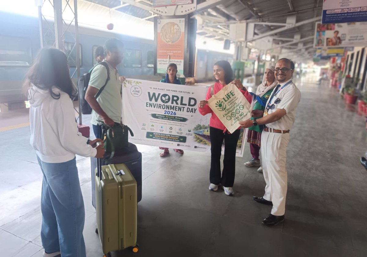 drm_drmizn's tweet photo. Under #WorldEnvironmentDay2026 campaign, biodegradable carry bags were distributed at stations and awareness drives were conducted at stations &amp; health units across IZN Division to promote sustainable lifestyle and eliminate single-use plastic. 
#MissionLiFE #IR #NER #IZN #EnHM https://t.co/9GWHWuJT9V