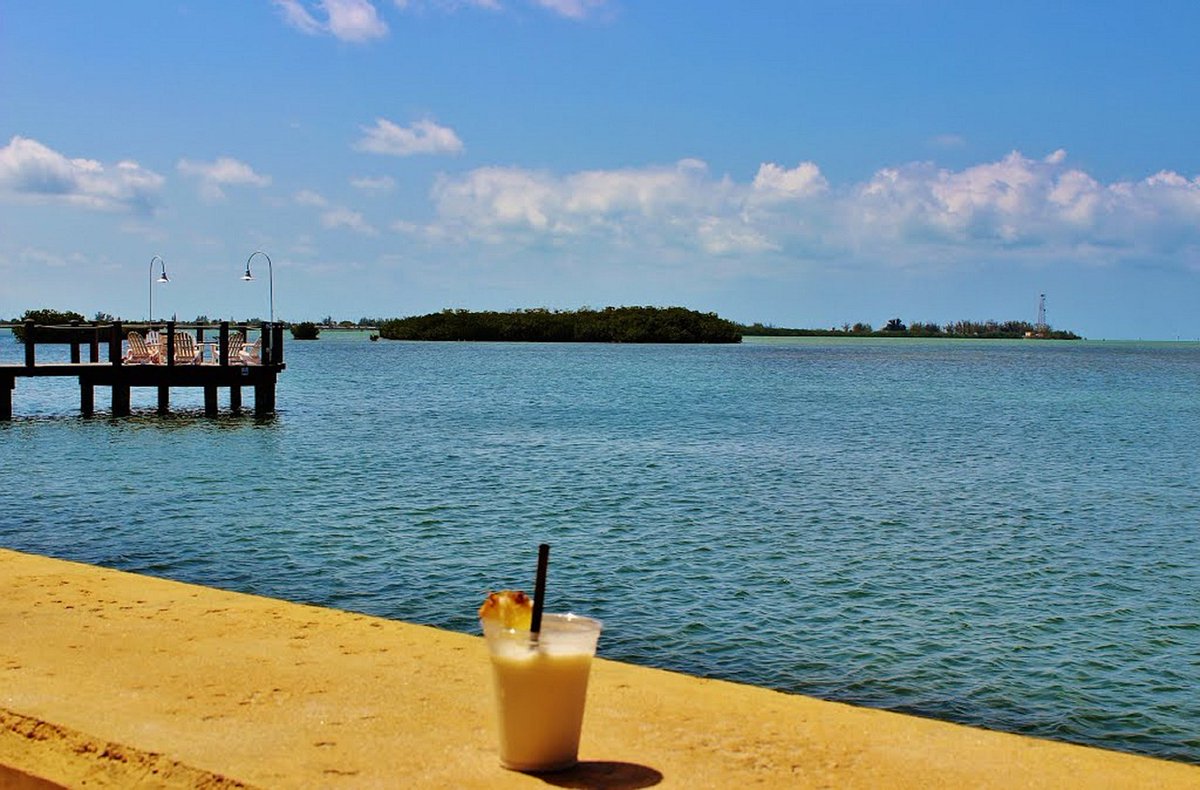 BestWesternKW's tweet photo. Mondays are for vacationing and #daydrinking.  #mondaymotivation 

Book your #KeyWest vacation by going to our website: #BestWestern or clicking the link in our bio. #partyinkeywest https://t.co/4xb9ET91wC