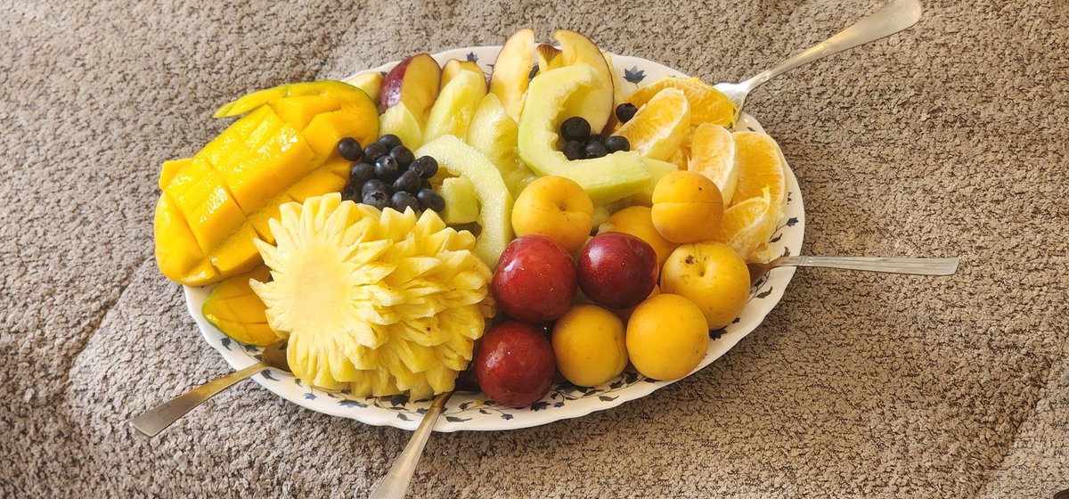 skin_teb's tweet photo. made my family this pretty fruits plate https://t.co/WCZcEey3Y7