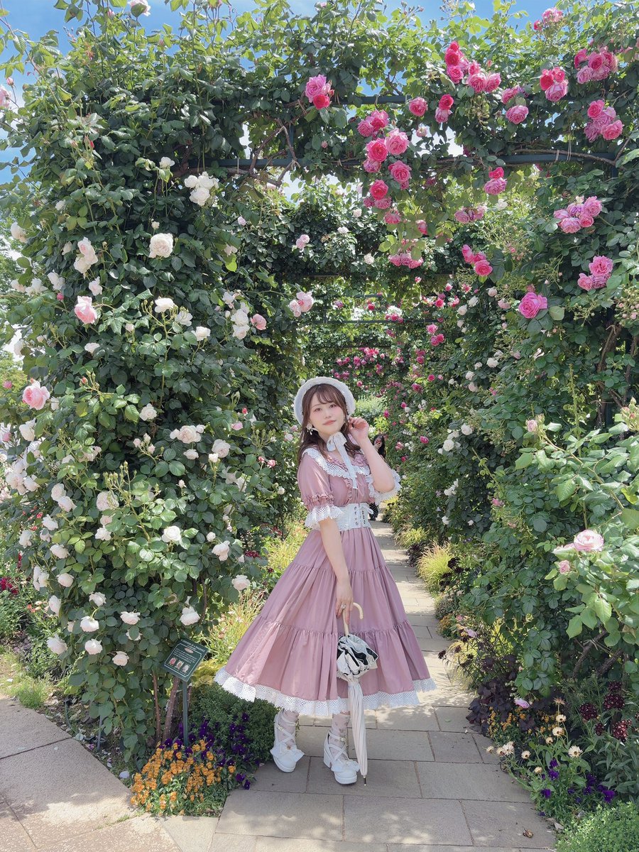 (再販)Ｓ～Ｍ／秘密の花園に咲く可憐なピンク薔薇が可愛いアイボリー娘役レオタード バラ園×ロリィタ🌹 花束みたいなピンクのバラが可愛い〜！