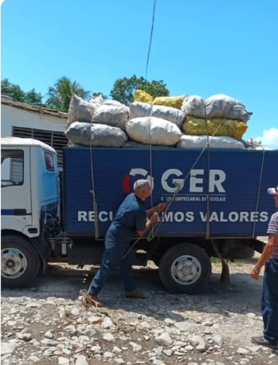MarilynRamPol's tweet photo. Desde bien temprano e iniciando la semana. #CubaRecicla #RecuperamosValores https://t.co/gZNCf5mn4F