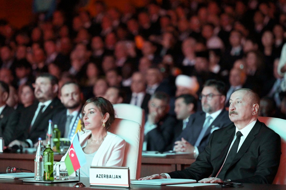 azpresident's tweet photo. Prezident İlham Əliyev və birinci xanım Mehriban Əliyeva Ümumdünya Şəhərsalma Forumunun 13-cü Sessiyasının (WUF13) açılış mərasimində iştirak ediblər.

Tədbirdə BMT-nin Məskunlaşma Proqramı (UN-Habitat) tərəfindən hazırlanmış, WUF13-ün açılışına həsr olunmuş videoçarx nümayiş etdirildi və mədəni proqram təqdim olunub.

Prezident İlham Əliyev  WUF13-ün açılış mərasimində çıxış edib.

Sonra BMT-nin Baş katibi Antonio Quterreşin və BMT Baş Assambleyasının prezidenti Annalena Berbokun tədbir iştirakçılarına videomüraciətləri nümayiş olundu, BMT-nin Məskunlaşma Proqramı (UN-Habitat) Assambleyasının prezidenti Nqa Kor Minqin və BMT-nin Məskunlaşma Proqramının (UN-Habitat) icraçı direktoru Anaklaudia Rossbaxın çıxışları dinlənildi.

https://t.co/kLzy0pC86y

#WUF13 #WUF13Azerbaijan 
@WUF13Azerbaijan