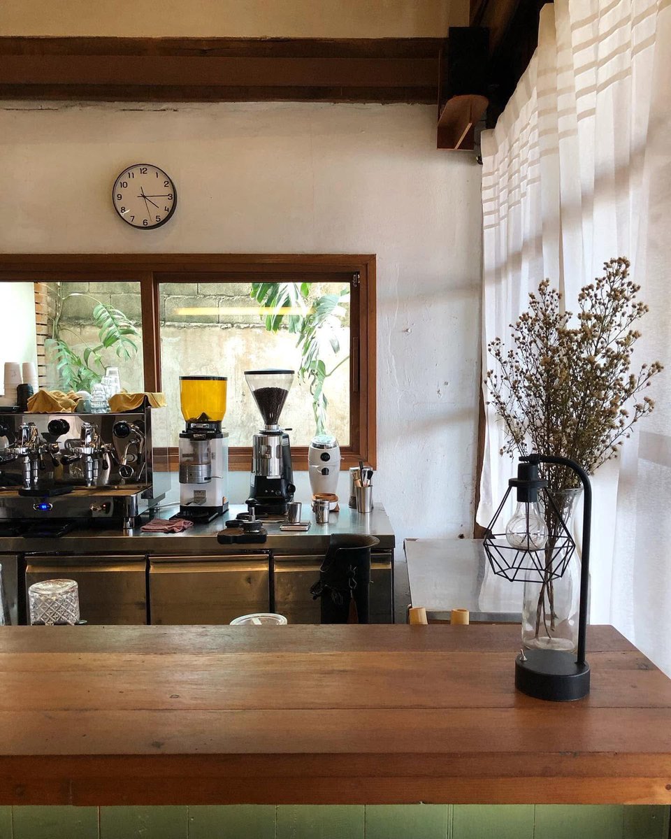 ploy_likes_this's tweet photo. 📍สุขุม คราฟต์ | อ.หางดง จ.เชียงใหม่ 
ร้านกาแฟที่ดัดแปลงมาจากบ้านเก่า ตกแต่งด้วยเฟอร์นิเจอร์ไม้เป็นหลัก ให้ฟีลอบอุ่นๆ ตัวร้านมี 2 ชั้น ที่นั่งค่อนข้างเยอะ นั่งทำงาน อ่านหนังสือได้ กาแฟนี่ลอง “Dirty” อร่อย นัว ถูกใจ 🩷

#รีวิวเชียงใหม่ #รีวิวคาเฟ่ https://t.co/PK0HWnUiah