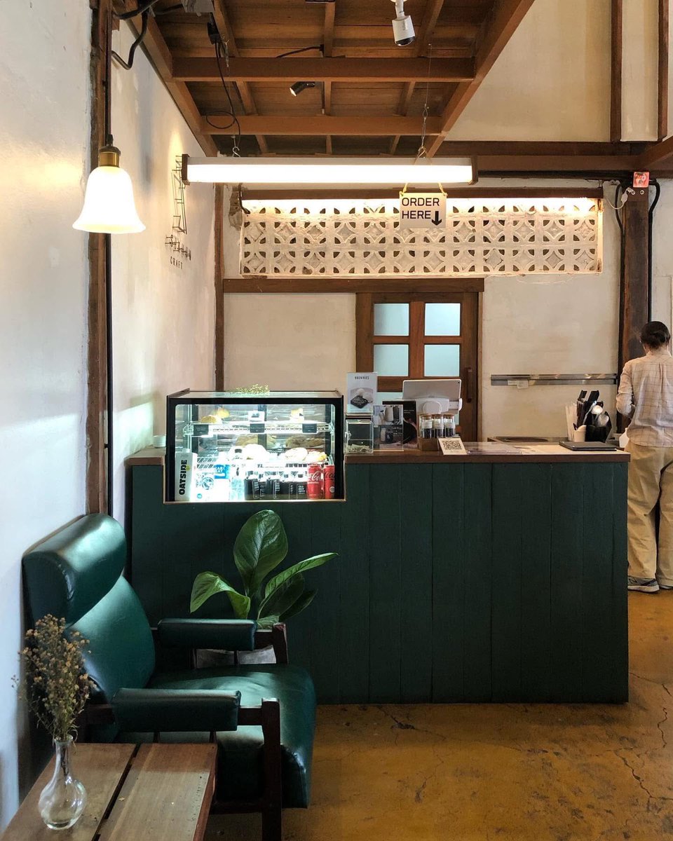 ploy_likes_this's tweet photo. 📍สุขุม คราฟต์ | อ.หางดง จ.เชียงใหม่ 
ร้านกาแฟที่ดัดแปลงมาจากบ้านเก่า ตกแต่งด้วยเฟอร์นิเจอร์ไม้เป็นหลัก ให้ฟีลอบอุ่นๆ ตัวร้านมี 2 ชั้น ที่นั่งค่อนข้างเยอะ นั่งทำงาน อ่านหนังสือได้ กาแฟนี่ลอง “Dirty” อร่อย นัว ถูกใจ 🩷

#รีวิวเชียงใหม่ #รีวิวคาเฟ่ https://t.co/PK0HWnUiah