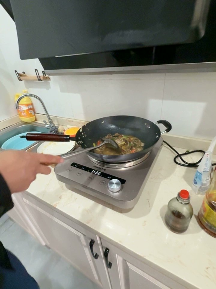 NukitToBeSure's tweet photo. Induction cookers for woks are very common in China. This is mine; it's a high-wattage commercial model, as many restaurants use, but lots of people make do with lower-wattage home units like the one in the second picture.

High-temperature oil cooking already comes with a significant lung cancer risk; using gas makes it even worse. People are being more careful now.

Respiratory health and lung function in Chinese restaurant kitchen workers
https://t.co/1eaakyDdBC

Lung Cancer and Indoor Air Pollution Arising from Chinese-Style Cooking among Nonsmoking Women Living in Shanghai, China
https://t.co/fnhnL8AKVg