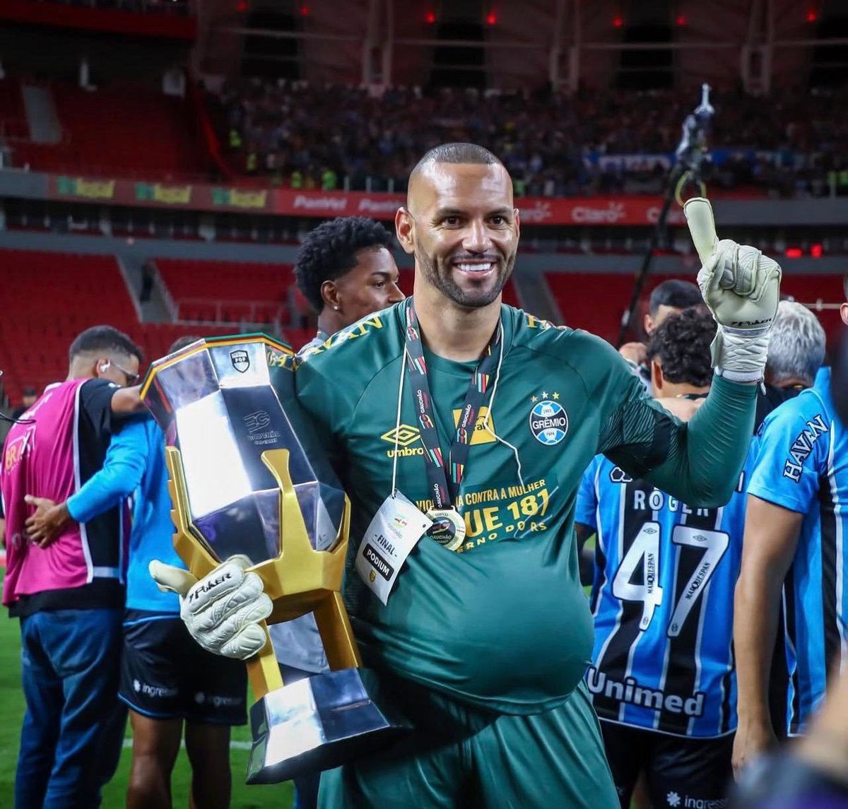 futtmais's tweet photo. 🚨 AGORA:

Weverton, do Grêmio, ganhou força na reta final para figurar na convocação da Seleção Brasileira para a Copa do Mundo.

As falhas recentes de Bento e Ederson, além das lesões de Alisson e John, recolocaram o experiente goleiro no radar. Terceira opção do Brasil na Copa de 2022, Weverton conta com a rodagem a seu favor.

Hugo Souza também está entre os pré-convocados e já recebeu oportunidades com Carlo Ancelotti. Internamente, porém, a experiência do gremista é vista como um diferencial.

🗞️ @cahemota | @geglobo 
📸 Lucas Uebel/Grêmio