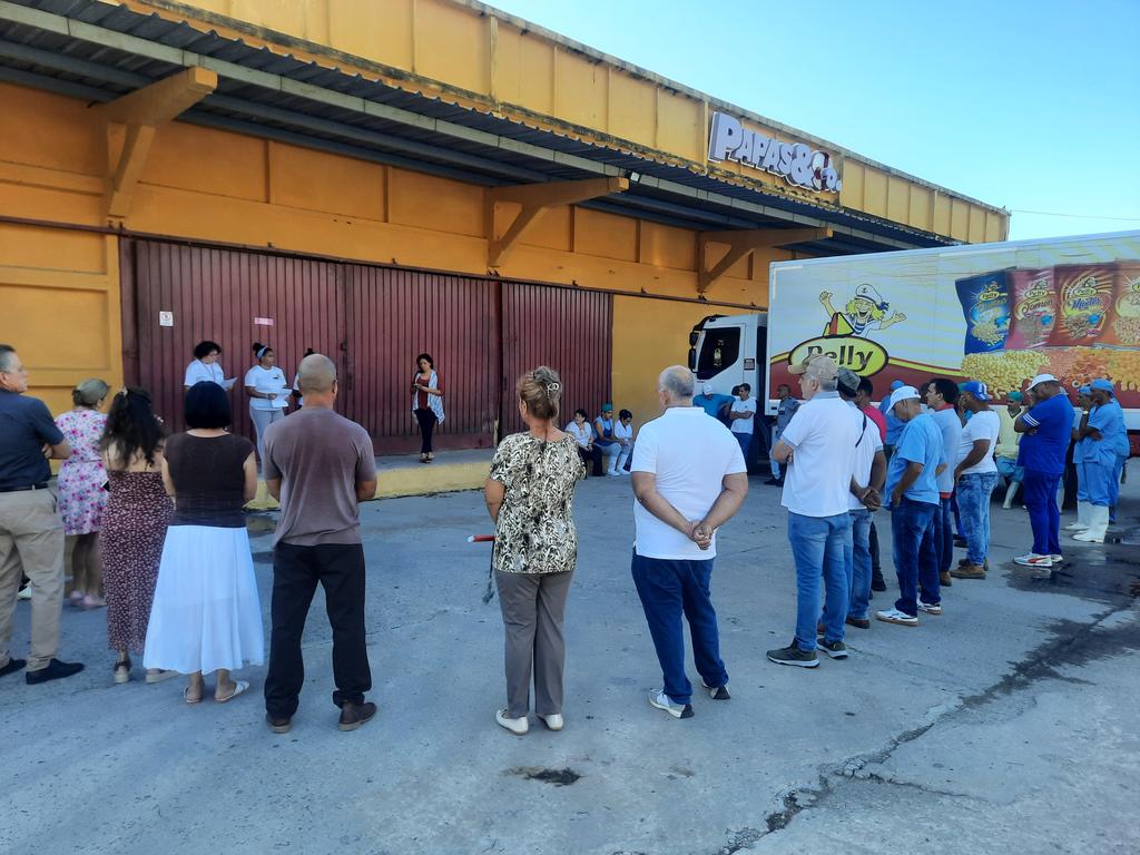PapasCoSA's tweet photo. Como cada lunes nuestro colectivo de @PapasCoSA realiza su matutino para informarnos sobre las noticias nacionales e internacionales mas relevantes de la semana anterior entre otras informaciones
#MinalXCuba 
#UnidadYTrabajo 
#CubaEstáFirme 
#ConLaVerdadSomosMasFuertes https://t.co/Dy2PFZQlU7