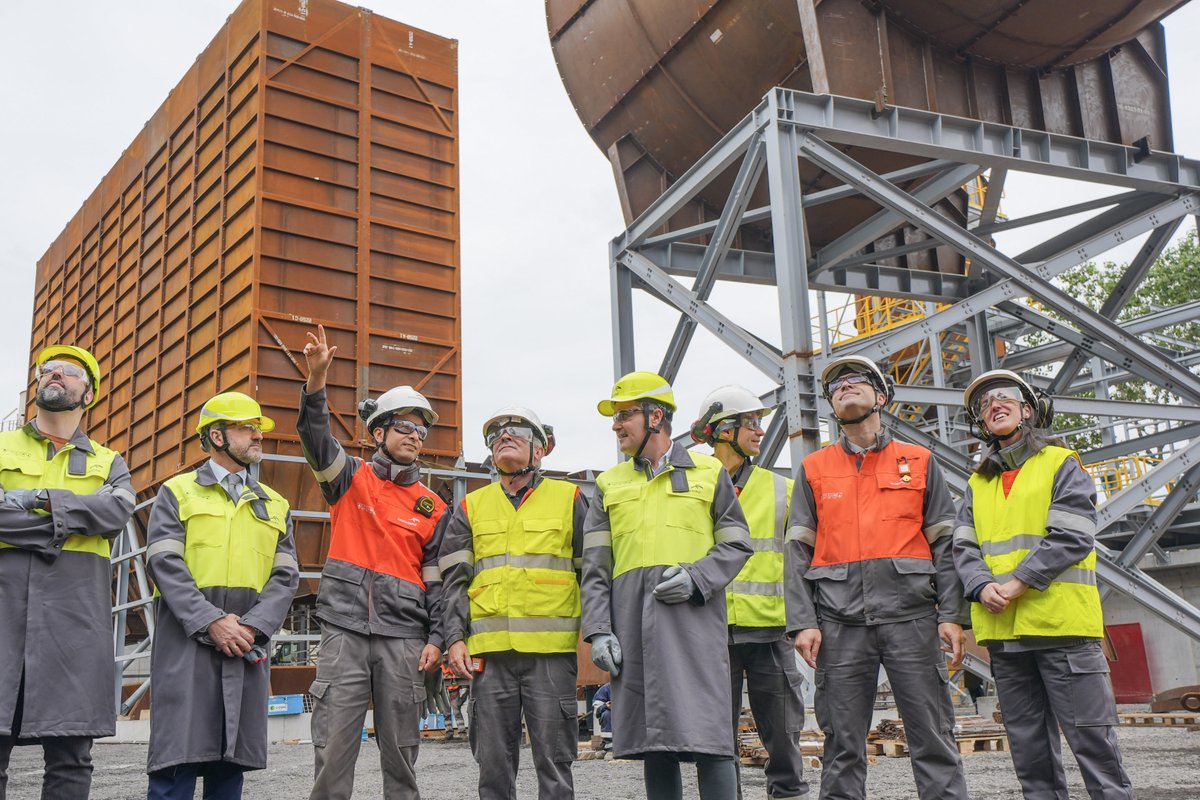 industriaEUS's tweet photo. 🏭 ArcelorMittal Sestaoren hazkundeak industria-jarduera bultzatzen du Euskadin

Mikel Jauregi sailburuak gaur ArcelorMittal Sestaoko lantegira bisita egin du. 150 milioi euro inbertitu ondoren, 1,6 milioi tonako ahalmen maximora hurbiltzen ari da lantegia, eta zeharkako enplegua sortzen du 3.000 profesional ingururentzat. Hori guztia ohiko bidea baino %65 karbono aztarna txikiagoa duen altzairua ekoiztuz.

IRABAZI sektore estrategikoan aurrerapen garrantzitsua, Euskadi 2030 Industria Planaren esparruan.

🗣️ Mikel Jauregi: "Egiten ari diren inbertsioei esker, ACB Sestaok duen produkzio ahalmena biloiztuko da 2028 urterako. Europan liderra izango da altzairu berdean. Europa osoan ez dago horrelako adibiderik."

🔗 Informazio gehiago (Irekia): https://t.co/HR7gWjdqYd

🟢 GOAZEN, Industria NEXT LEVEL batera 🟢

#EuskadiBerria #Euskadi2030 #IndustriaNextLevel

@Gob_eus @industriaEUS @Mikel_Jauregi_ @ArcelorMittalES @SestaokoUdala @GorkaAlvarez