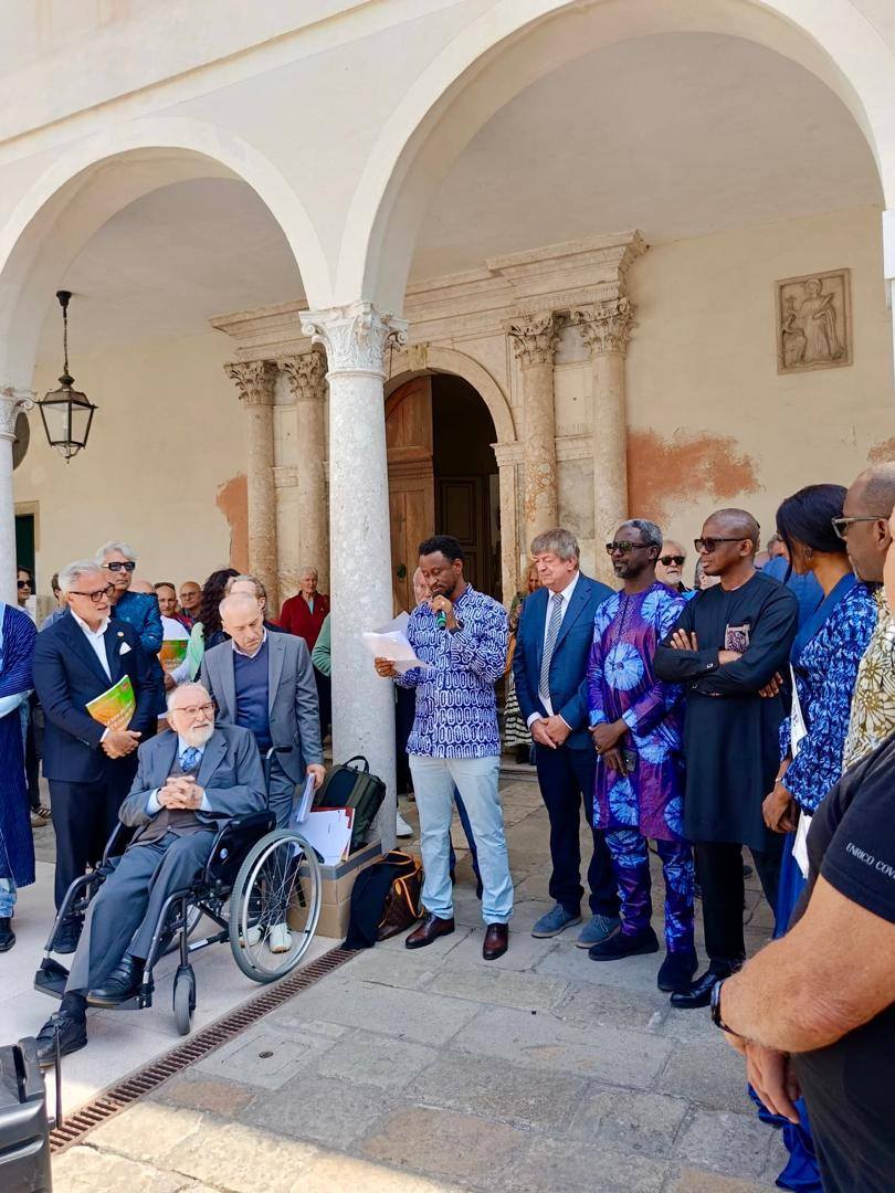 mcta_gn's tweet photo. Pavillon de la Guinée à la 61e Biennale Internationale d’Art de Venise :
Une première historique, fruit d’une coopération guinéo-italienne
Le 9 mai 2026, sur l’île de San Servolo, la République de Guinée a écrit une page inédite de son histoire culturelle : pour la première fois en 130 années d’existence de la Biennale Arte de Venise  la plus grande exposition d’art contemporain au monde  la Guinée y prend place comme nation créatrice à part entière.
Parmi les sept pays participant pour la première fois à cette 61e édition, le pavillon guinéen marque une entrée à la fois historique, politique et profondément symbolique pour le pays et pour le continent africain.
L’exposition : Le Son de l’Art — L’Écho de la Matière :
Cinq artistes guinéens  Sékou Oumar Thiam, Bella Bah, Pépé Michel Ange Lama, Fatoumata Kouyaté et Papa Youssoupha Seck  issus du territoire national et de la diaspora, portent devant le monde l’âme d’un peuple et la profondeur d’une civilisation longtemps tenue à l’écart des grandes scènes internationales. Leur exposition est traversée par une intuition fondatrice : L’aube dans les entrailles des ténèbres la lumière ne vient pas après la nuit, mais à travers elle. Cette conviction irrigue chaque œuvre et confère à l’ensemble une cohérence esthétique et philosophique à la fois enracinée dans la pensée guinéenne et universelle.
Un dialogue entre deux cultures :
Ce Pavillon ne se contente pas de présenter la création guinéenne : il l’inscrit dans un dialogue vivant. Les œuvres des artistes guinéens entrent en résonance avec celles d’artistes italiens, dessinant les contours d’une coopération culturelle inédite fondée sur le respect mutuel et la conviction que l’art transcende les frontières. Cette aventure repose sur l’engagement de la Fondazione de Claricini Dornpacher et d’Artestruttura di Cividale del Friuli, partenaires italiens déterminants.
La direction curatoriale a été confiée à Carlo Stragapede, et le commissariat à Bilia Bah, Directeur général des ICC. Ensemble, leurs expertises complémentaires ont permis de tisser ce dialogue inédit entre deux traditions artistiques. Ce ne sont pas seulement deux peuples qui se rencontrent à San Servolo : ce sont deux mémoires, deux gestes, deux manières de regarder le monde qui se reconnaissent et se répondent.
Une vision présidentielle, une ambition nationale :
Ce moment historique est l’incarnation directe de la vision de Son Excellence le Président de la République,  Mamadi Doumbouya, qui a élevé la culture au rang de deuxième pilier du programme Simandou 2040, convaincu que le rayonnement d’une nation se mesure autant à sa création qu’à ses ressources naturelles.
Le Ministre de la Culture, du Tourisme et de l’Artisanat traduit cette vision en actes, en ouvrant aux créateurs guinéens les plus grandes scènes d’expression internationale. Dans son éditorial du catalogue du Pavillon, il rappelle avec force :
« La culture n’a jamais été un luxe. Elle est la première langue par laquelle un peuple s’exprime et se présente au monde, bien avant la diplomatie, l’économie ou les traités. »
Et aux artistes du Pavillon, il adresse ces mots :
« Vous n’êtes pas les ambassadeurs d’un pays en quête de reconnaissance. Vous êtes les voix d’une nation résolue à se faire entendre. »
Une promesse pour l’avenir :
Ce pavillon n’est pas une fin, mais une promesse : bâtir, en Guinée, l’écosystème qui permettra à la prochaine génération de n’avoir plus à attendre une biennale pour exister.  Il est aussi le premier jalon d’une amitié culturelle guinéo-italienne appelée à durer.
De Conakry à Venise, en passant par Cividale del Friuli  l’art unit ce que les frontières séparent.