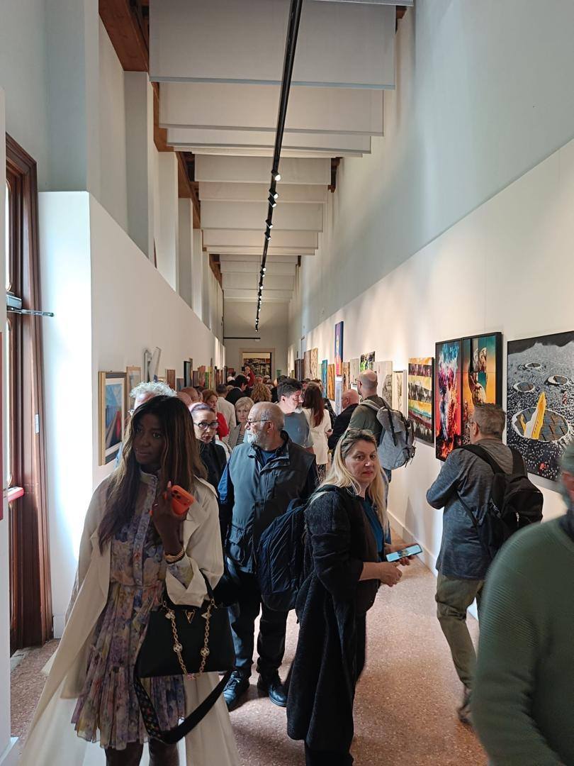 mcta_gn's tweet photo. Pavillon de la Guinée à la 61e Biennale Internationale d’Art de Venise :
Une première historique, fruit d’une coopération guinéo-italienne
Le 9 mai 2026, sur l’île de San Servolo, la République de Guinée a écrit une page inédite de son histoire culturelle : pour la première fois en 130 années d’existence de la Biennale Arte de Venise  la plus grande exposition d’art contemporain au monde  la Guinée y prend place comme nation créatrice à part entière.
Parmi les sept pays participant pour la première fois à cette 61e édition, le pavillon guinéen marque une entrée à la fois historique, politique et profondément symbolique pour le pays et pour le continent africain.
L’exposition : Le Son de l’Art — L’Écho de la Matière :
Cinq artistes guinéens  Sékou Oumar Thiam, Bella Bah, Pépé Michel Ange Lama, Fatoumata Kouyaté et Papa Youssoupha Seck  issus du territoire national et de la diaspora, portent devant le monde l’âme d’un peuple et la profondeur d’une civilisation longtemps tenue à l’écart des grandes scènes internationales. Leur exposition est traversée par une intuition fondatrice : L’aube dans les entrailles des ténèbres la lumière ne vient pas après la nuit, mais à travers elle. Cette conviction irrigue chaque œuvre et confère à l’ensemble une cohérence esthétique et philosophique à la fois enracinée dans la pensée guinéenne et universelle.
Un dialogue entre deux cultures :
Ce Pavillon ne se contente pas de présenter la création guinéenne : il l’inscrit dans un dialogue vivant. Les œuvres des artistes guinéens entrent en résonance avec celles d’artistes italiens, dessinant les contours d’une coopération culturelle inédite fondée sur le respect mutuel et la conviction que l’art transcende les frontières. Cette aventure repose sur l’engagement de la Fondazione de Claricini Dornpacher et d’Artestruttura di Cividale del Friuli, partenaires italiens déterminants.
La direction curatoriale a été confiée à Carlo Stragapede, et le commissariat à Bilia Bah, Directeur général des ICC. Ensemble, leurs expertises complémentaires ont permis de tisser ce dialogue inédit entre deux traditions artistiques. Ce ne sont pas seulement deux peuples qui se rencontrent à San Servolo : ce sont deux mémoires, deux gestes, deux manières de regarder le monde qui se reconnaissent et se répondent.
Une vision présidentielle, une ambition nationale :
Ce moment historique est l’incarnation directe de la vision de Son Excellence le Président de la République,  Mamadi Doumbouya, qui a élevé la culture au rang de deuxième pilier du programme Simandou 2040, convaincu que le rayonnement d’une nation se mesure autant à sa création qu’à ses ressources naturelles.
Le Ministre de la Culture, du Tourisme et de l’Artisanat traduit cette vision en actes, en ouvrant aux créateurs guinéens les plus grandes scènes d’expression internationale. Dans son éditorial du catalogue du Pavillon, il rappelle avec force :
« La culture n’a jamais été un luxe. Elle est la première langue par laquelle un peuple s’exprime et se présente au monde, bien avant la diplomatie, l’économie ou les traités. »
Et aux artistes du Pavillon, il adresse ces mots :
« Vous n’êtes pas les ambassadeurs d’un pays en quête de reconnaissance. Vous êtes les voix d’une nation résolue à se faire entendre. »
Une promesse pour l’avenir :
Ce pavillon n’est pas une fin, mais une promesse : bâtir, en Guinée, l’écosystème qui permettra à la prochaine génération de n’avoir plus à attendre une biennale pour exister.  Il est aussi le premier jalon d’une amitié culturelle guinéo-italienne appelée à durer.
De Conakry à Venise, en passant par Cividale del Friuli  l’art unit ce que les frontières séparent.
