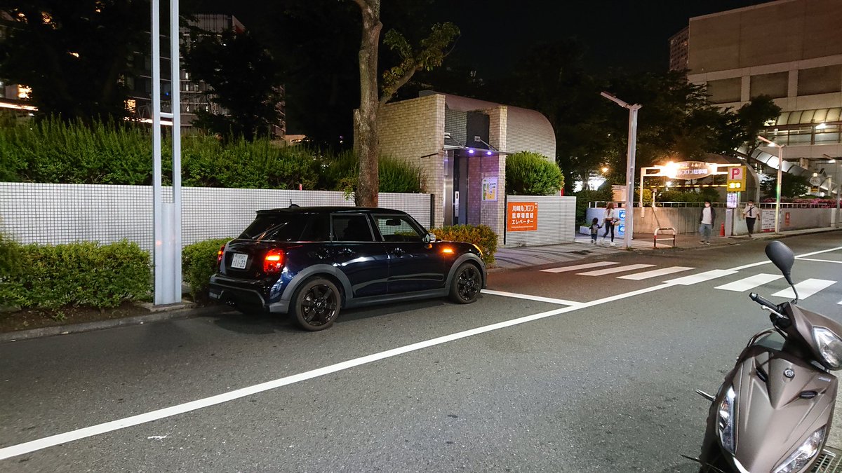 godhando's tweet photo. 横断歩道停止線で駐車。#道路交通法違反 https://t.co/I4WEo8YBjv