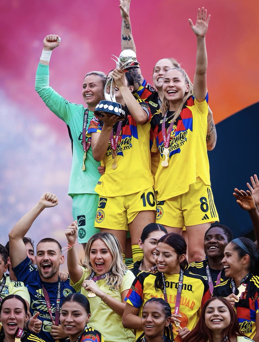 futdasminass's tweet photo. CAMPEÃS 🏆🏆🏆

O América do México venceu o Monterrey por 3x0 (3x1 no agregado) e conquistou a liga nacional. 

As brasileiras Isa Haas e Geyse defendem a equipe mexicana e jogaram no último jogo da temporada. Inclusive, a atacante fez um dos gols na partida.

📸 América / Divulgação
