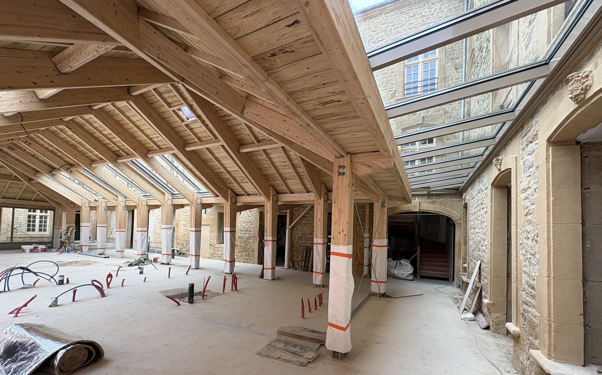patrick_fostier's tweet photo. Visite ce matin, avec la presse locale, du chantier de l’hôtel de la place Ducale à Charleville-Mézières.

Le chantier avance normalement et respecte à ce stade le calendrier prévu. Les premiers locaux seront mis à disposition de l’exploitant à la fin de l’été, puis progressivement jusqu’à la fin de l’année, pour une ouverture envisagée au premier semestre 2027.

Au-delà de l’ampleur du projet, la qualité d’exécution est particulièrement impressionnante, notamment dans le travail de rénovation des façades, profondément modifiées au fil du temps et qui retrouvent aujourd’hui toute leur cohérence architecturale.

Ce projet représente un investissement global de 13,7 millions d’euros mobilisant de nombreux partenaires publics et privés : Ville de Charleville-Mézières, Ardenne Métropole, Région Grand Est, État, Banque des territoires, Caisse d’Épargne, Foncière Tourisme Grand Est, Protéame - SEAA ou encore le groupe hôtelier « Encore Mieux ».

Il bénéficie également d’un important soutien financier :
- 854 115 € au titre du Fonds Vert,
- 700 000 € de la Région Grand Est,
- 600 000 € du FEDER,
auxquels s’ajoutent d’autres financements sollicités, notamment auprès de la DRAC.

À terme, cet équipement proposera :
- un hôtel 4 étoiles de plus de 40 chambres et suites,
- un restaurant,
- des espaces événementiels,
- ainsi qu’un véritable lieu de vie et d’attractivité au cœur de la place Ducale.

C’est un projet structurant pour le tourisme, l’image et le développement économique de Charleville-Mézières et de l’ensemble des Ardennes.

Vous pourrez retrouver cette visite dans les prochains jours sur les ondes, dans la presse écrite et sur les réseaux sociaux de Radio 8 Ardennes et de L'Ardennais.
