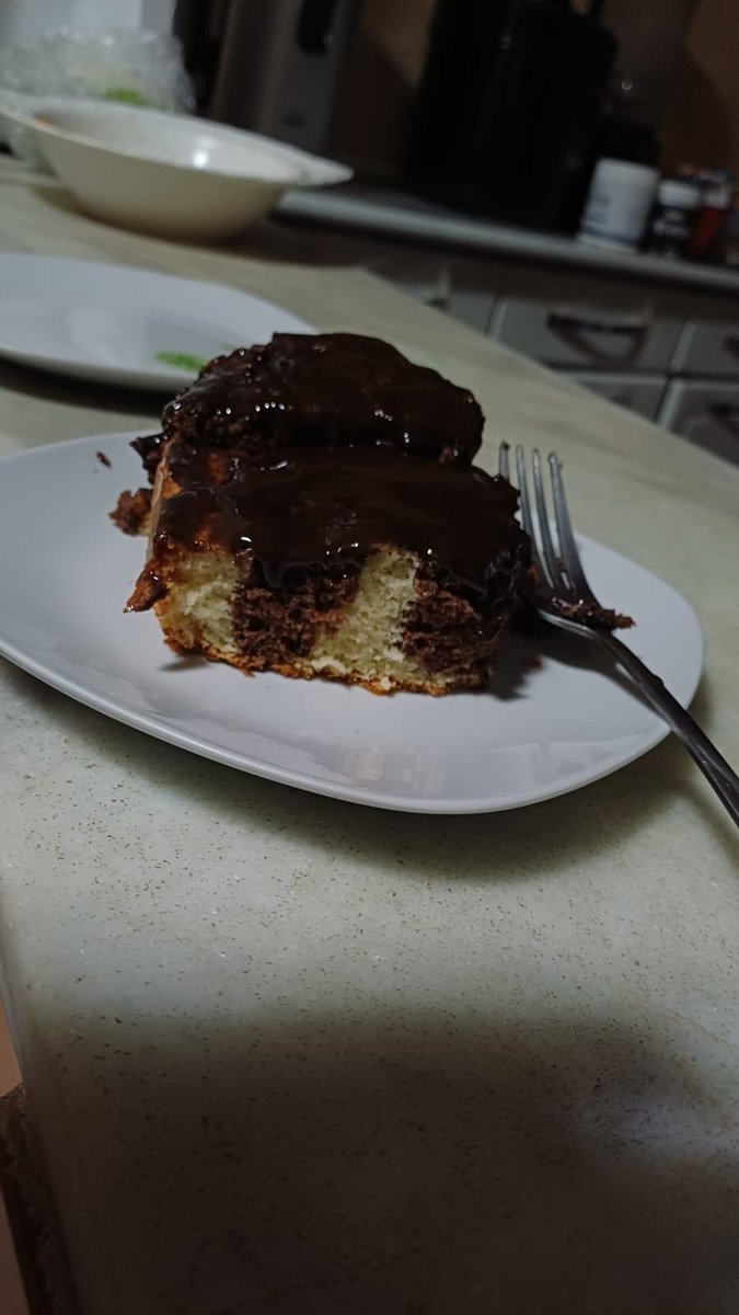 antoniopaivaaa's tweet photo. Meu 1° bolo mármore de laranja e chocolate com ganache de chocolate meio amargo por cima😣 https://t.co/Q4R0L6QaMq