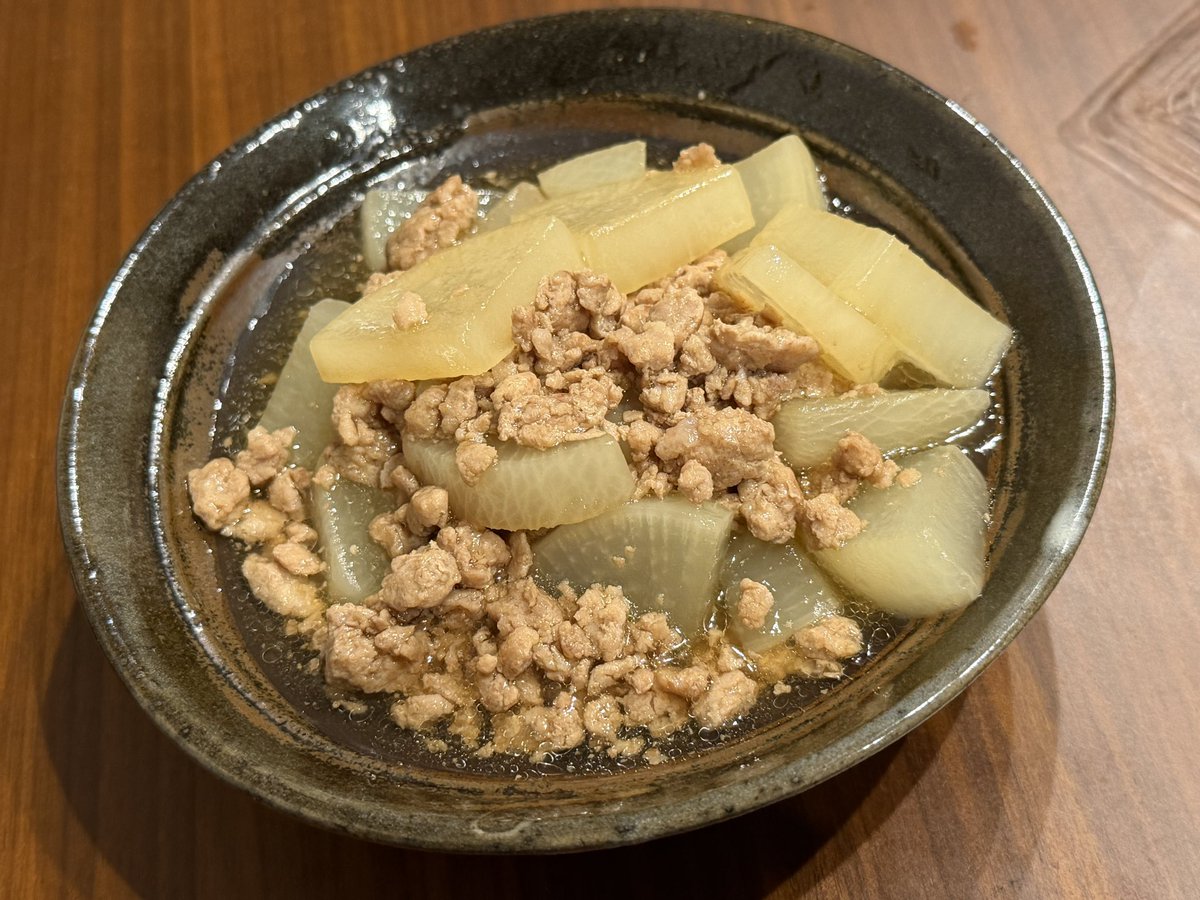 pnir0708's tweet photo. 近くの中華料理屋でたまに出る中華風の大根の煮物、再現への第一歩で普通に煮てみた
次は中華だしとか入れてみようかな、あと肉の下味 https://t.co/qNRN6b3akz