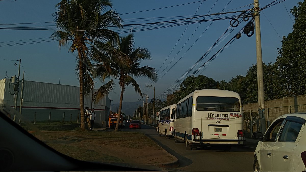 anthuaneefranco's tweet photo. @VMTElSalvador y @PNCSV  Agradeceremos mucho que puedan verificar y regular está parada de buses improvisada a un costado de Excel Lourdes, es una constante que los buses y microbuses que van hacia Lourdes suben y bajan pasajeros ahí https://t.co/i5PyAJU8KA