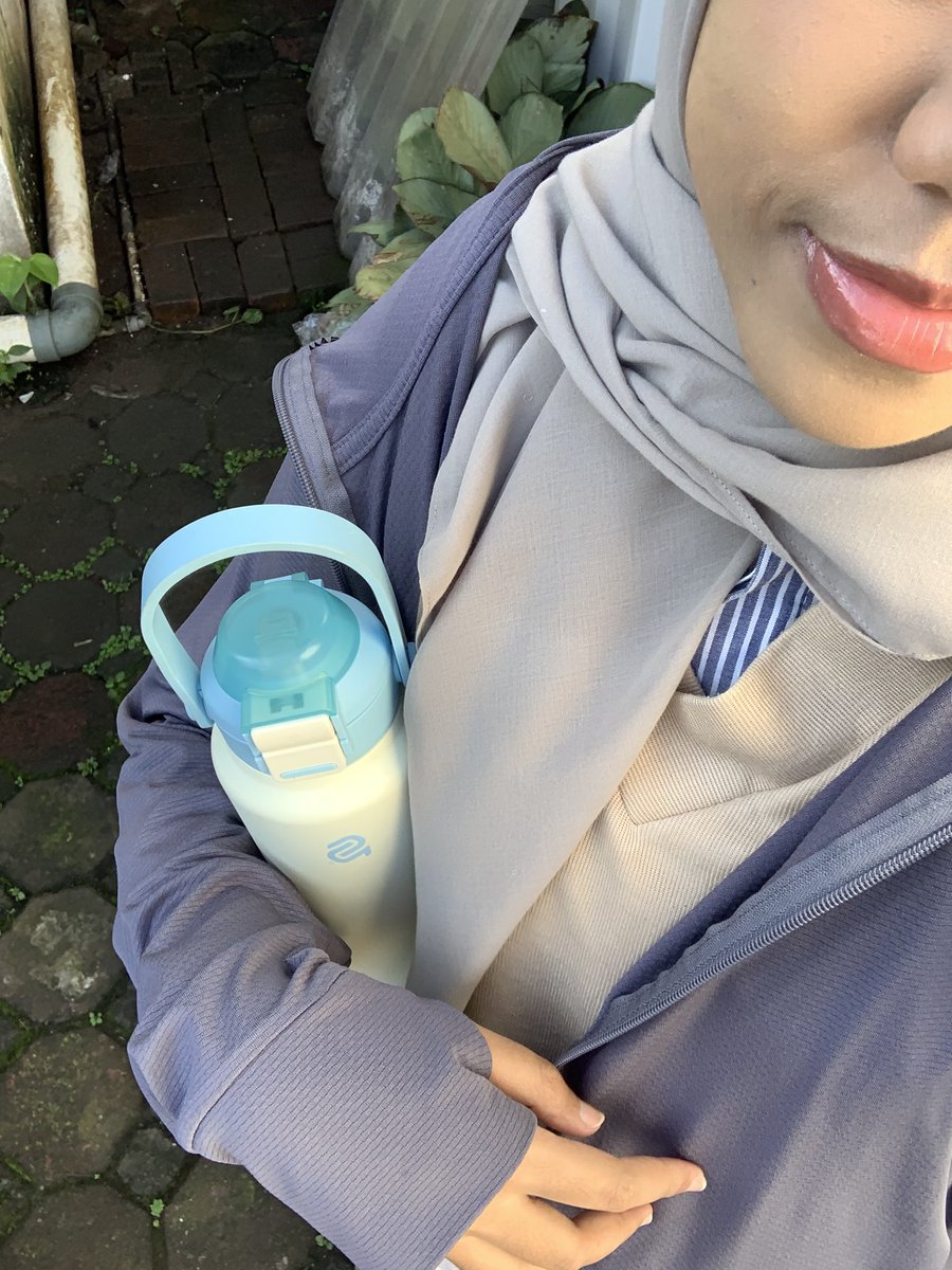 lowksyaa's tweet photo. day 1 masuk kerja lgsg self reward chikuro super large🤡🙂‍↔️ https://t.co/FH31mhJKKe