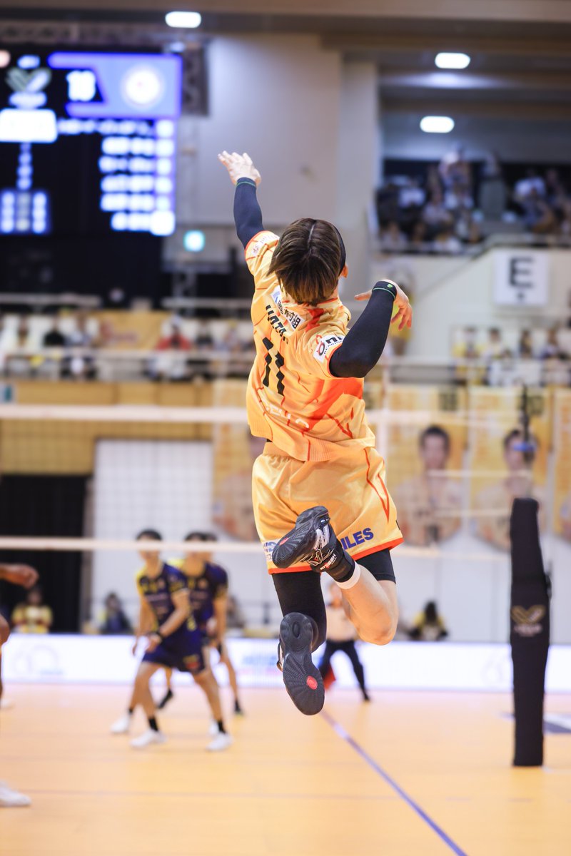 m_akdbal's tweet photo. 24-25は3月のブレ戦が圧倒的に記憶締めてて他思い出せない← 年明けブルテ戦後にSNS止まって不安だったエントリオで怪我を知って、その後99.9%帯同しない広島大阪も0.1%のために観に行って、それ以降のチケ発全部サーブ位置取ってずっとずっと待ち続けた復帰戦 https://t.co/XNDutWS8nd