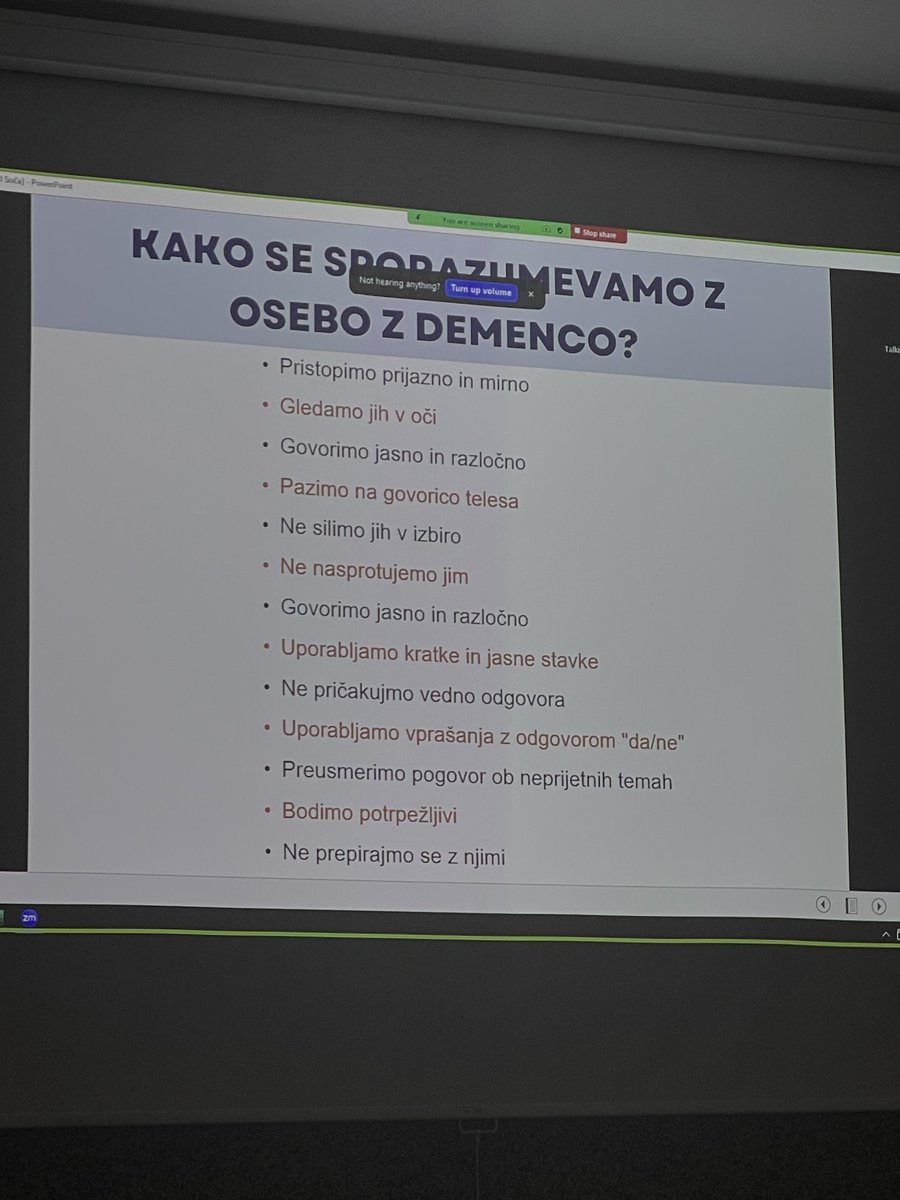 uri_soca's tweet photo. Demenca – izziv današnjega časa
Vsak ponedeljek v URI Soča pripravljamo strokovna predavanja za zaposlene, kjer skupaj spremljamo novosti, izmenjujemo znanje ter odpiramo pomembne strokovne in družbene teme.
Tokrat je bila osrednja tema demenca – bolezen, ki postaja eden največjih izzivov sodobne družbe. Prisluhnili smo gospe Štefaniji Lukič Zlobec, predsednici društva Spominčica - Alzheimer Slovenija, ki je poudarila pomen zmanjševanja stigme, ozaveščanja ter večje vključenosti oseb z demenco v rehabilitacijo in družbo.
V URI Soča se z osebami z demenco pogosto srečujemo, pri mnogih pa jo tudi prvič prepoznamo v času rehabilitacije, kar je ključno za nadaljnje korake podpore in obravnave.
Ob vračanju v domače okolje je izjemno pomembno zagotoviti varnost, jasno organizacijo oskrbe ter podporo svojcem. Spremembe okolja so za osebe z demenco pogosto stresne, zato so rutina, stabilnost in znano okolje ključnega pomena.
Pomembno je, da je oseba z demenco razumljena, podprta in vključena v družbo.