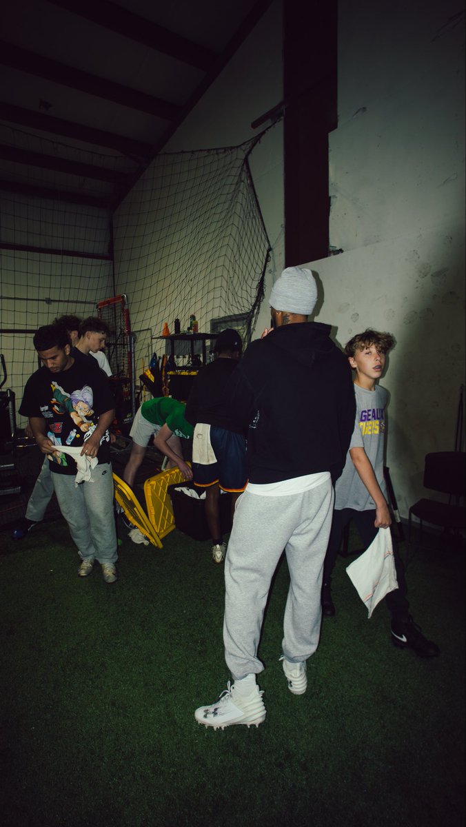 DuceTaylor05's tweet photo. neo💞 
quarterback is about taking care of the team. 
putting everyone before you.
your success is dependent on can the next person can complete their job. 
can you make the next person 1% better everyday. can you feed the family when you are hungry?#viral #fyp #QB #training #neo https://t.co/hQlxOxRTCp
