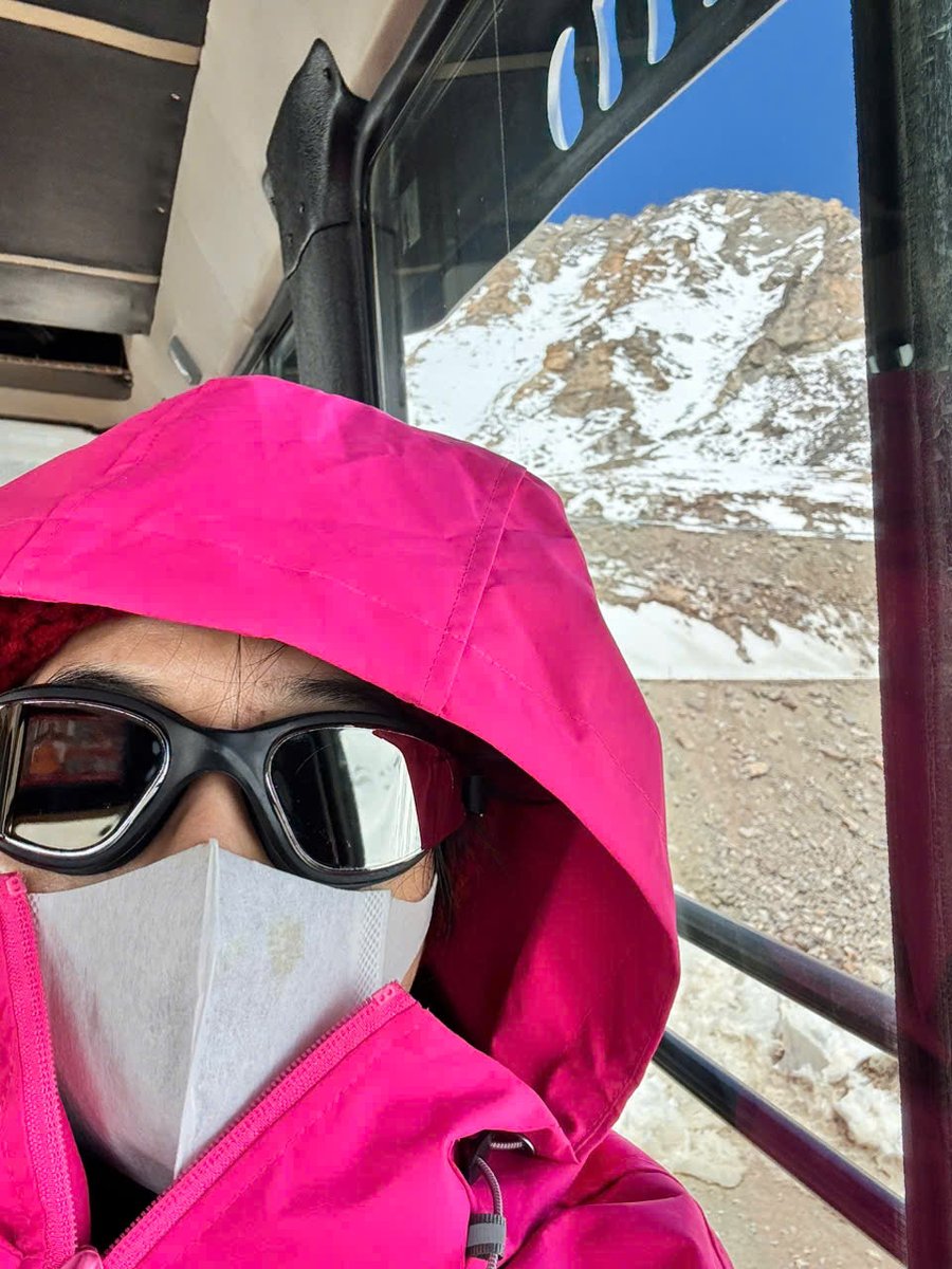 Aishizen10's tweet photo. NGÀY 03 | LEH – KHARDUNG LA  (5.359m)  – NUBRA VALLEY 
(~125–130 km | 4–5 giờ di chuyển | Vượt đèo cao)
Sau bữa sáng tại khách sạn, đoàn rời Leh, bắt đầu hành trình vượt Khardung La (5.359m) – một trong những con đèo cao nổi tiếng nhất thế giới (hiện giờ là thứ 2 thế giới, chiếm hạng nhất là đèo Umling La 5.883m), cửa ngõ dẫn vào thung lũng Nubra. 
Màu trắng sáng tinh khiết hòa nguyện vào nhau, dường như không có ranh giới giữa đỉnh núi tuyết và mây trời.
Dừng chân trên đỉnh đèo, đoàn chụp ảnh check-in, cảm nhận rõ sự thay đổi của không khí và địa hình trước khi tiếp tục đổ đèo xuống Nubra – nơi cảnh quan chuyển dần từ núi đá khô cằn sang thung lũng xanh mềm với sông Shyok uốn lượn.
Buổi chiều, đoàn tham gia các trải nghiệm tại Nubra:
 Zipline – lướt qua thung lũng, ngắm toàn cảnh Nubra từ trên cao, y như ở trên sao Hỏa
 ATV / Quad bike – trải nghiệm xe địa hình trên cát và lòng thung lũng
