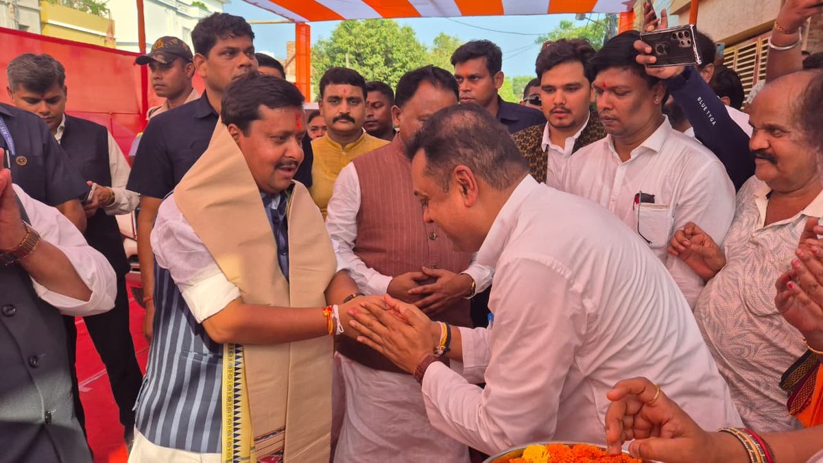 SamalManmohan7's tweet photo. ଆଜି ମାନନୀୟ ରାଷ୍ଟ୍ରୀୟ ଅଧ୍ୟକ୍ଷ ଶ୍ରୀ @NitinNabin  ଜୀ ଏବଂ ମାନ୍ୟବର ମୁଖ୍ୟମନ୍ତ୍ରୀ ଶ୍ରୀ @MohanMOdisha ମହୋଦୟଙ୍କ ସହ ଆମ ଦଳର ରାଷ୍ଟ୍ରୀୟ ପ୍ରବକ୍ତା ତଥା ପୁରୀ ସାଂସଦ ଡଃ @sambitswaraj ଙ୍କ ବାସଭବନରେ ତାଙ୍କ ଆତିଥ୍ୟତା ସ୍ୱୀକାର କରିବା ଅବସରରେ । https://t.co/hGw5E9xpRi