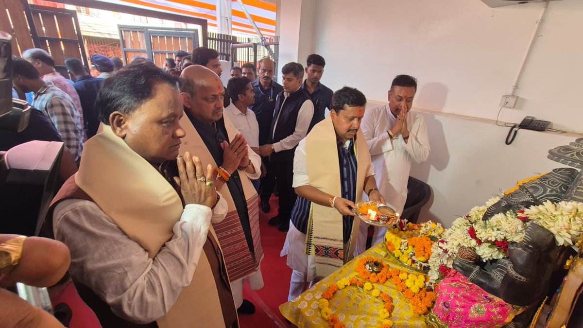 SamalManmohan7's tweet photo. ଆଜି ମାନନୀୟ ରାଷ୍ଟ୍ରୀୟ ଅଧ୍ୟକ୍ଷ ଶ୍ରୀ @NitinNabin  ଜୀ ଏବଂ ମାନ୍ୟବର ମୁଖ୍ୟମନ୍ତ୍ରୀ ଶ୍ରୀ @MohanMOdisha ମହୋଦୟଙ୍କ ସହ ଆମ ଦଳର ରାଷ୍ଟ୍ରୀୟ ପ୍ରବକ୍ତା ତଥା ପୁରୀ ସାଂସଦ ଡଃ @sambitswaraj ଙ୍କ ବାସଭବନରେ ତାଙ୍କ ଆତିଥ୍ୟତା ସ୍ୱୀକାର କରିବା ଅବସରରେ । https://t.co/hGw5E9xpRi