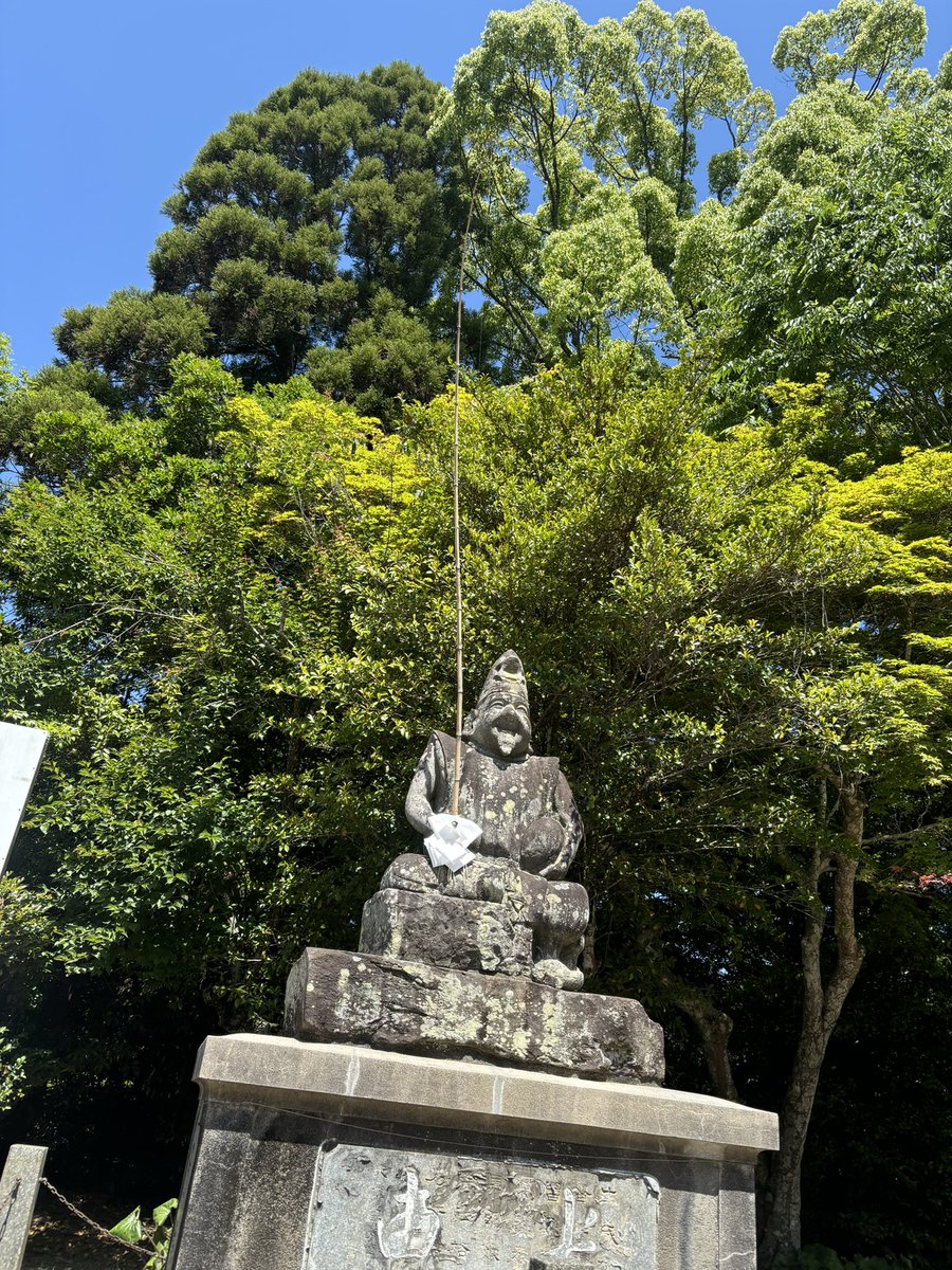 melon_megzo's tweet photo. 大洲神社。長い階段を登った先に気持ち良い空間。恵比寿さまが持ってる長い竿が天に向かっていて何とも縁起が良い〜 https://t.co/qcPG7wmqb9