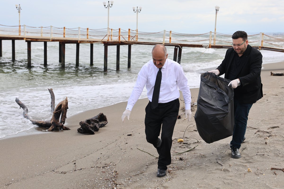 KocaaliKymlg's tweet photo. Gençlik Haftası kapsamında; Kaymakamımız Sayın Hakan Kılınçkaya,Belediye Başkanımız Sayın Turan Yüzücü ve ilgili kurumlarımızın iş birliğiyle, 16 kilometrelik mavi bayraklı plajımızın merkezinde gençlerimiz ve vatandaşlarımızla birlikte anlamlı bir çevre temizliği gerçekleştirdik https://t.co/UF91YAXMQH