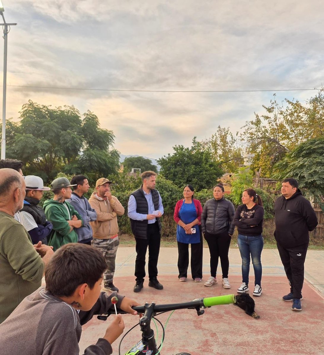 GonzaloBecerraD's tweet photo. El Finde estuvimos trabajando en el B• Beder Herrera, poniendo a punto el espacio donde se brindan clases de apoyo, encuentros sociales y prácticas deportivas. Un lugar que fortalece nuestra comunidad y crea lazos. 💪✨ https://t.co/aWOlyXpdri
