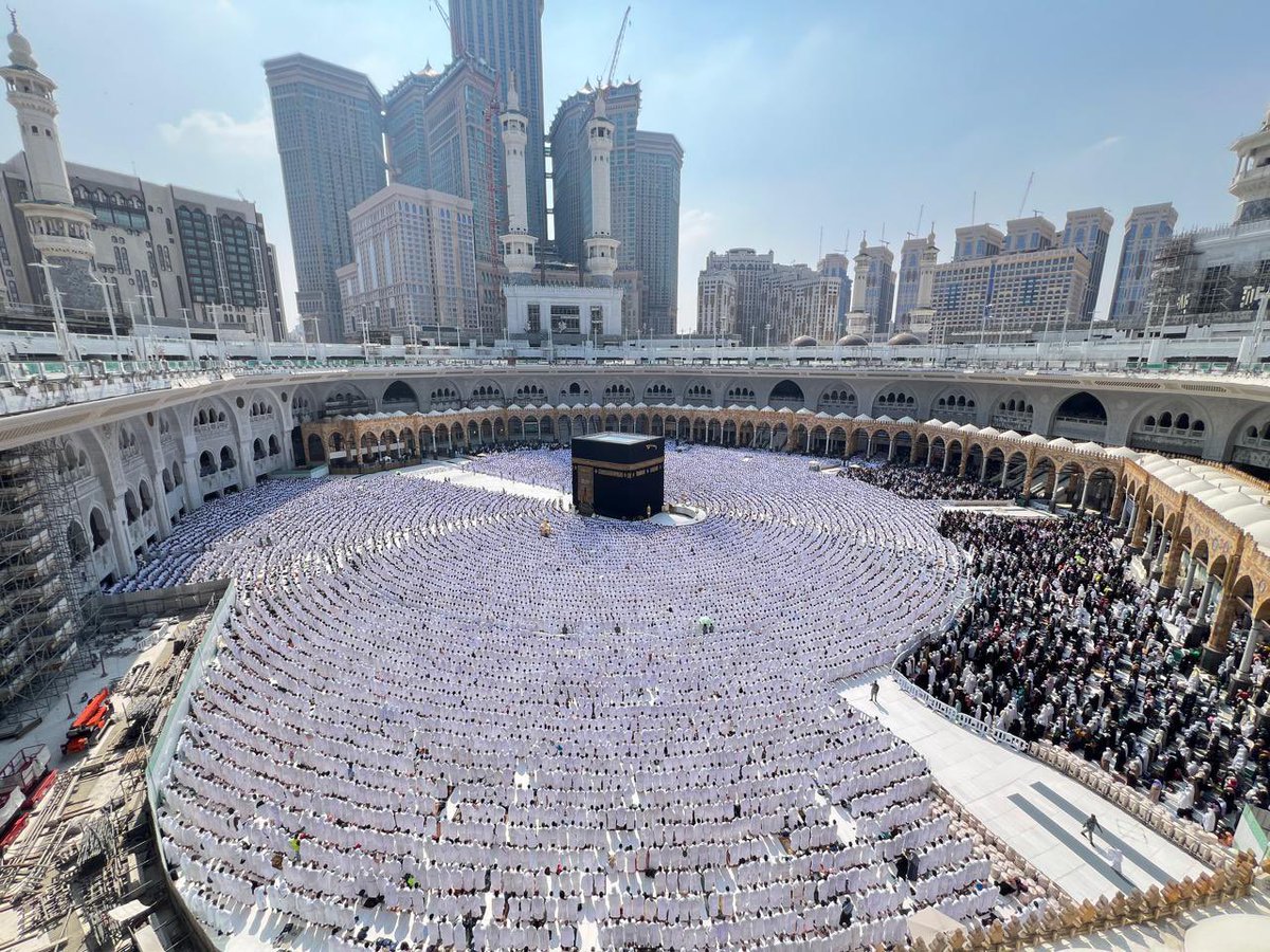 saidhamze's tweet photo. قال #ﷺ : "ما مِن أيَّامٍ أعظَمُ عِندَ اللهِ ولا أحَبُّ إليه مِن العَمَلِ فيهنَّ مِن هذه الأيَّامِ العَشرِ ، فأكثِروا فيهنَّ مِن التَّهليلِ والتَّكبيرِ والتَّحميدِ"
اللّٰه أكبر.اللّٰه أكبر.اللّٰه أكبر.
لا إله إلا اللّٰه.
اللّٰه أكبر. اللّٰه أكبر.
وللّهِ الحمد.
#ذي_الحجة https://t.co/frd3y1vQNt