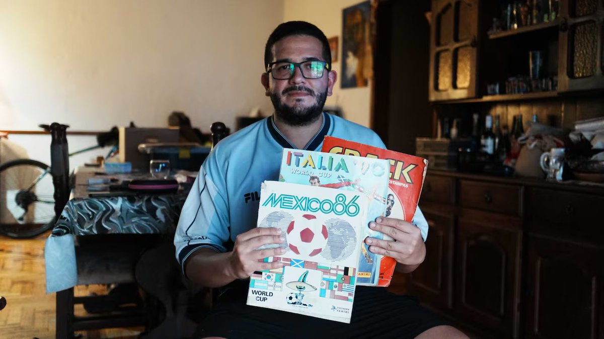 EscapeNoticias's tweet photo. Mauro Pulio tiene todos los álbumes de mundiales desde 1978. "Es herencia y pasión que me trasmitió mi viejo. A partir de Francia 98 lo coleccioné yo, desde Qatar fue una fiebre y es una locura que se vive en el país", contó Pulio en FM 98.3 https://t.co/9ZFg3UMBFV