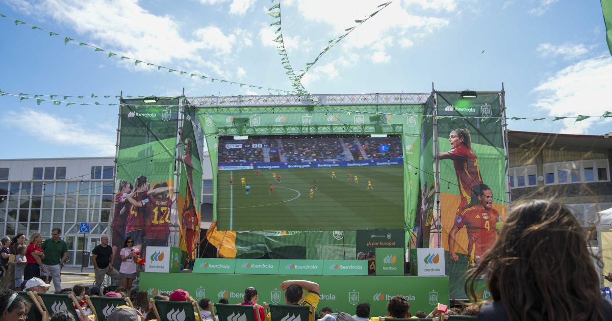 CristianEgea1's tweet photo. El @ajuntamentelx de #Elche solicita permiso a @LaLiga para poner una pantalla gigante en la ciudad para vivir el #GironaElche. #ElcheCF 

Además el consistorio sacará un decreto para que todos los bares que lo deseen pueda sacar los televisores a las terrazas. https://t.co/oaALBtdd5d