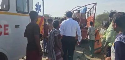 UpendraKushRLM's tweet photo. पालघर, महाराष्ट्र हुई सड़क दुर्घटना में कई लोगों के निधन और कइयों के घायल होने की खबर अति दुःखद है। दुर्घटना में घायल लोगों के लिए ईश्वर से अतिशीघ्र स्वास्थ्य लाभ, दिवंगत आत्मा की शांति और शोकाकुल परिजनों के लिए संबल की कामना करते हैं। https://t.co/PNAxLp6iC2