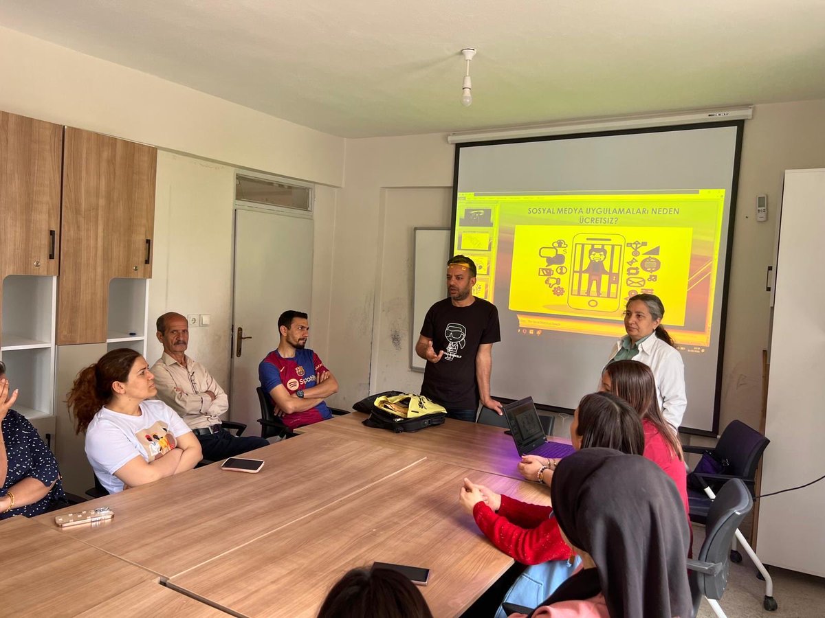 kiziltepeism's tweet photo. Müdürlüğümüz  tarafından  SAHA Akademi ve SAHA Elçileri  Projesi kapsamında Halk Eğitim Merkezi kursiyerlerine ve eğitmenlere   verilen   tüm eğitimler tamamlanmış olup sertifikaları verilmiştir. @mardinilsaglik @halksagligigm @sbsggm https://t.co/NzHs3mAl1x