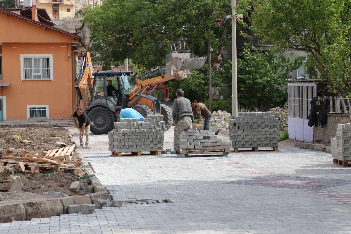 senirkentbld's tweet photo. İlçemiz Turgutlar Mahallesi’nde Fen İşleri Müdürlüğü ekiplerimizce yürütülen kilit parke taşı döşeme çalışmaları aralıksız devam etmektedir. Vatandaşlarımızın daha güvenli ve konforlu ulaşım sağlaması amacıyla sürdürülen çalışmaların en kısa sürede tamamlanması hedeflenmektedir. https://t.co/3RD2bRh6xQ