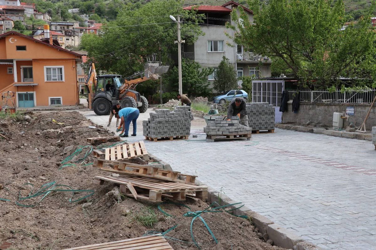 senirkentbld's tweet photo. İlçemiz Turgutlar Mahallesi’nde Fen İşleri Müdürlüğü ekiplerimizce yürütülen kilit parke taşı döşeme çalışmaları aralıksız devam etmektedir. Vatandaşlarımızın daha güvenli ve konforlu ulaşım sağlaması amacıyla sürdürülen çalışmaların en kısa sürede tamamlanması hedeflenmektedir. https://t.co/3RD2bRh6xQ