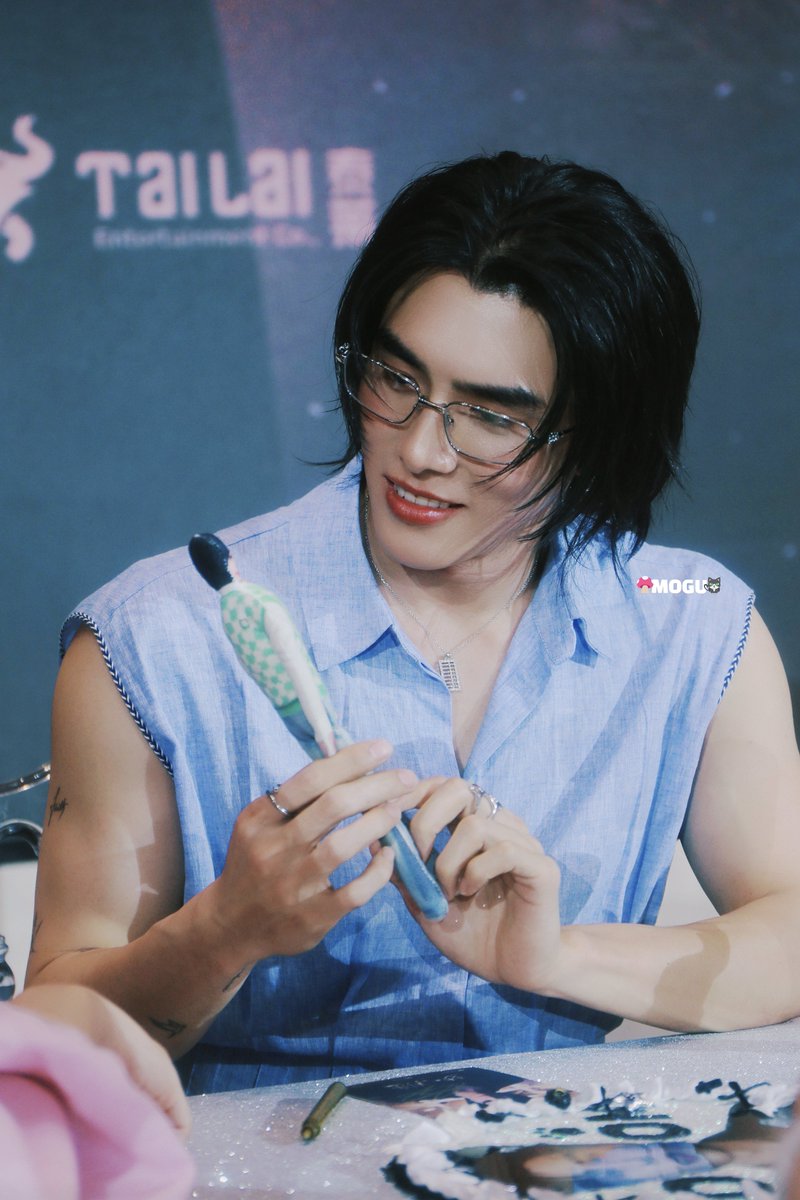 MOGUloveCAT's tweet photo. And May you always shine bright.

BOOM FANSIGNIN TIANJIN CHINA
#BOOMFansigninTianjin

@bxxm_rvw 
#BXXMRVW #RVW https://t.co/oCsokJd0V5