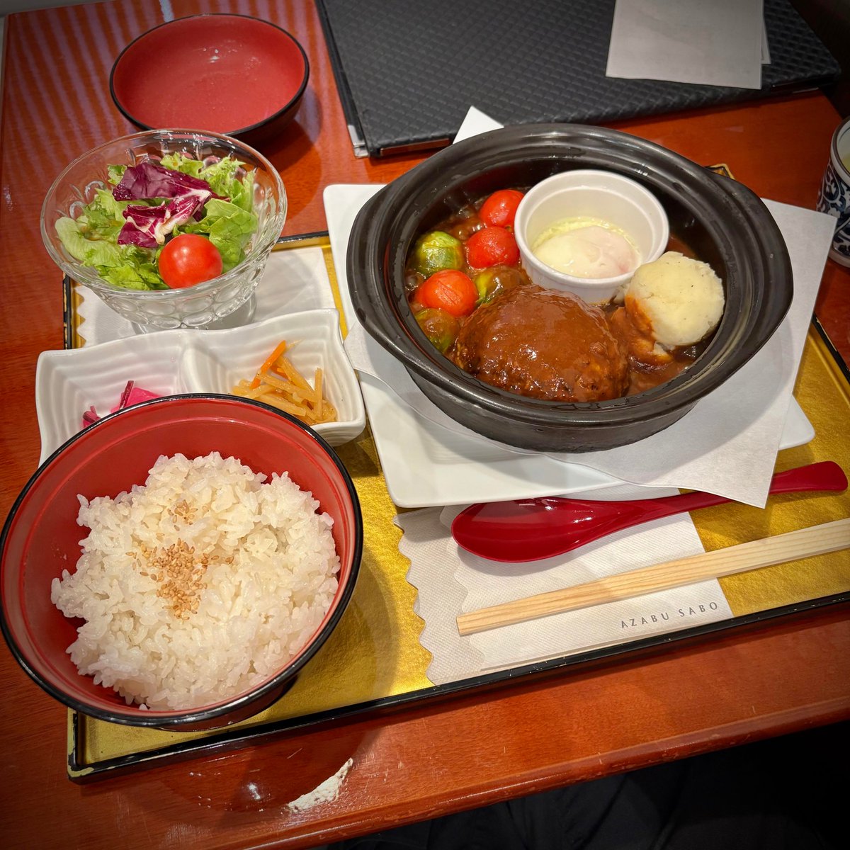 BespokeIndiaNOW's tweet photo. アツアツのハンバーグ定食で、元気チャージ肉汁が溢れるハンバーグに、ごはんがよく合う。 https://t.co/dVhzjTnYQj