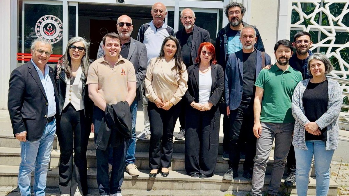 KESK1995's tweet photo. KESK Bursa Şubeler Platformu, Bursa Aile ve Sosyal Hizmetler İl Müdürü ile iş yerlerinde yaşanan sorunlar ve çözüm önerilerine ilişkin görüşme gerçekleştirdi.
Görüşmeye KESK Eğitim, Örgütlenme ve Basın Yayın Sekreteri Sema Pınar, SES Genel Sekreteri Ferit CEYLAN, YAPI YOL SEN Genel Başkanı Gültekin Narinli, SES Bursa Eş Başkanı Huriye Melek TÜRK, Eğitim Sen Bursa Şube Başkanı ve KESK Bursa Şubeler Platformu Dönem Sözcüsü Derviş ERDEM katıldı.