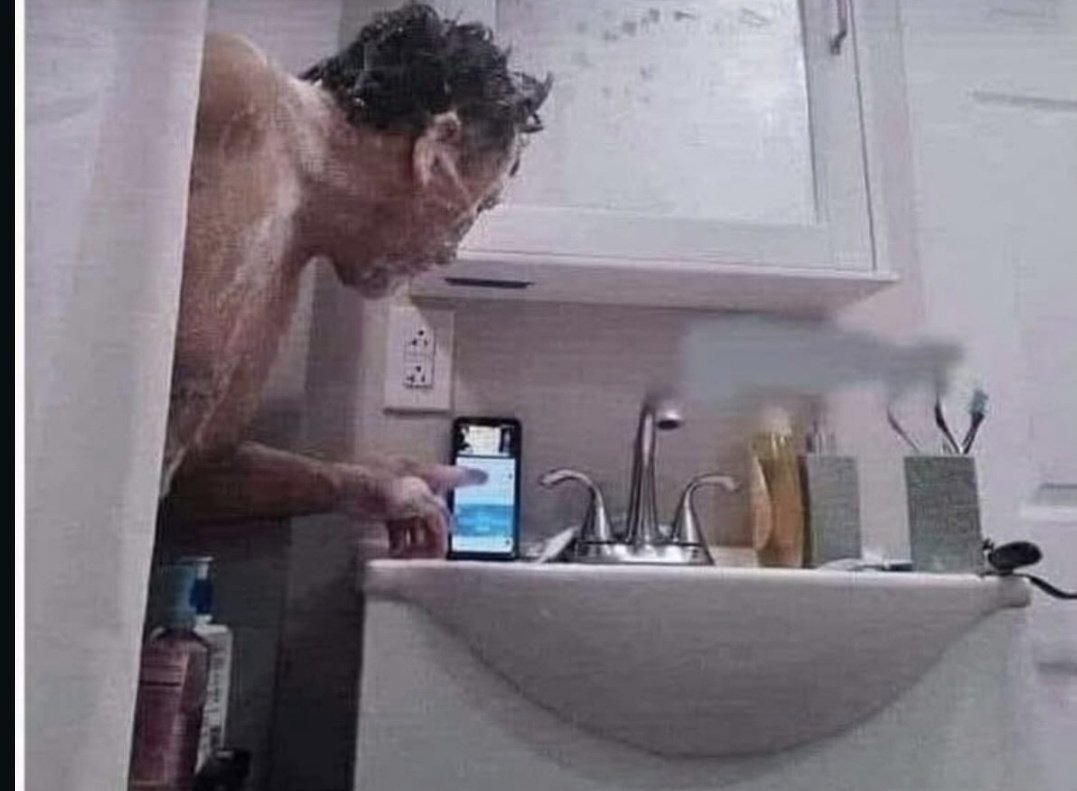 nvvarroo's tweet photo. Me podré bañar con agua fría pero jamás con una canción q no me guste https://t.co/bPyn4aDBiO