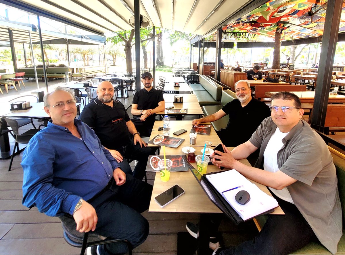Gunerihakan06's tweet photo. Moskova’dan dün gelen Merhamet Teşkilatı İl Başkan Yardımcımız kıymetli kardeşimiz Ayhan Özlü, damadı Furkan Korkut kardeşimiz ve Merhamet Teşkilatımızın gönül eri Ali Osman Sargın kardeşimizle birlikte, kıymetli Merhamet Teşkilatı Başkan Yardımcımız Ahmet Ataç kardeşimizi ziyaret ederek gönül dolusu bir muhabbet eyledik.

Afganistan yolculuğu öncesinde gerçekleşen bu anlamlı buluşmada; kardeşliğin sıcaklığını, dava şuurunun kuvvetini ve gönül bağlarımızın ne denli kıymetli olduğunu bir kez daha derinden hissettik. Samimiyetin, muhabbetin ve ortak hizmet sevdasının hâkim olduğu bu güzel ziyarette hem hasret giderdik hem de hayırlı istişarelerde bulunduk.

Bu müstesna buluşma; dostluğun, kardeşlik hukukunun ve aynı ideale gönül vermenin ne büyük bir nimet olduğunu yeniden hatırlattı. Mazlum coğrafyalara uzanan merhamet yolculuğunda, gönüllerin bir olması ve duaların birleşmesi en büyük kuvvetimizdir.

Rabbim çıkılan yolları hayra, edilen hizmetleri berekete vesile kılsın. Birliğimizi, beraberliğimizi ve mazlumlara uzanan merhamet elimizi daim eylesin.

Muhabbetle kurulan gönül köprüleri, mesafeleri değil yürekleri yakın eder.

#MerhametTeşkilatı #Kardeşlik #Muhabbet #Afganistan
