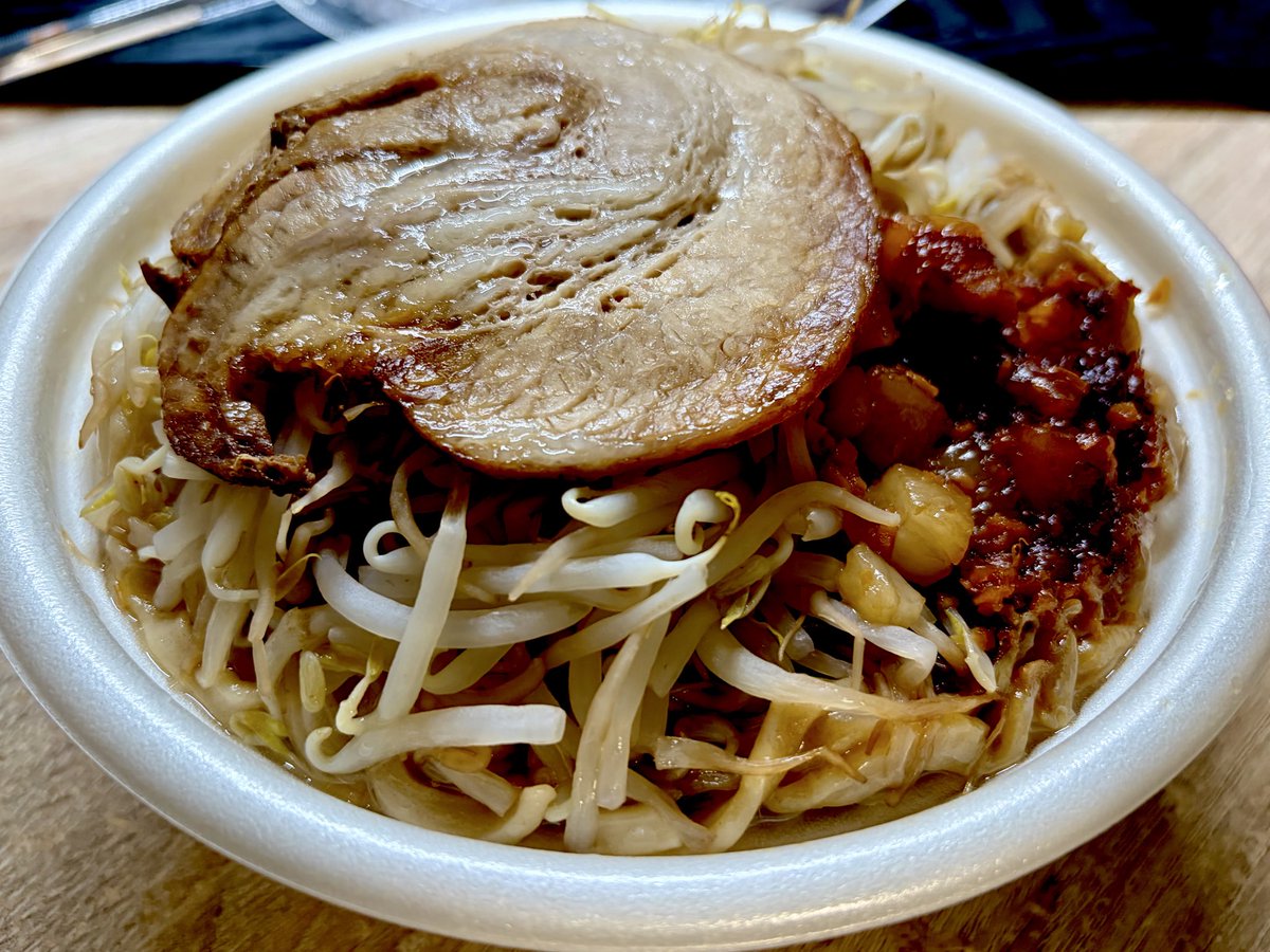 tabukuma's tweet photo. 昨日の昼に探してついに見つけた🍜🐷
思っていたよりもペロリでした🐻
🧄足りない https://t.co/XkPqFeEgtl