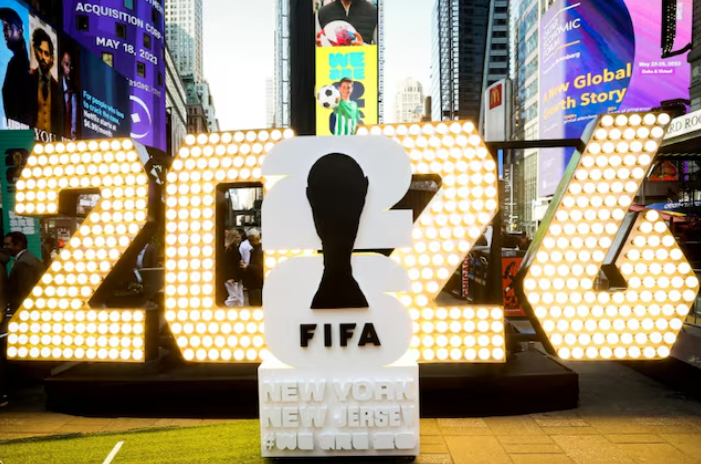 WarSphere_Media's tweet photo. 🚨🇮🇳 FIFA officials are visiting India as talks continue over broadcasting rights for the FIFA World Cup 2026, with no deal yet due to pricing disagreements. This raises the risk that millions of Indian fans could miss the tournament.

Reliance-Disney reportedly offered around $20 million, while FIFA is seeking at least $60 million. With the World Cup just weeks away, the lack of agreement is creating pressure for both sides to finalize a deal quickly.