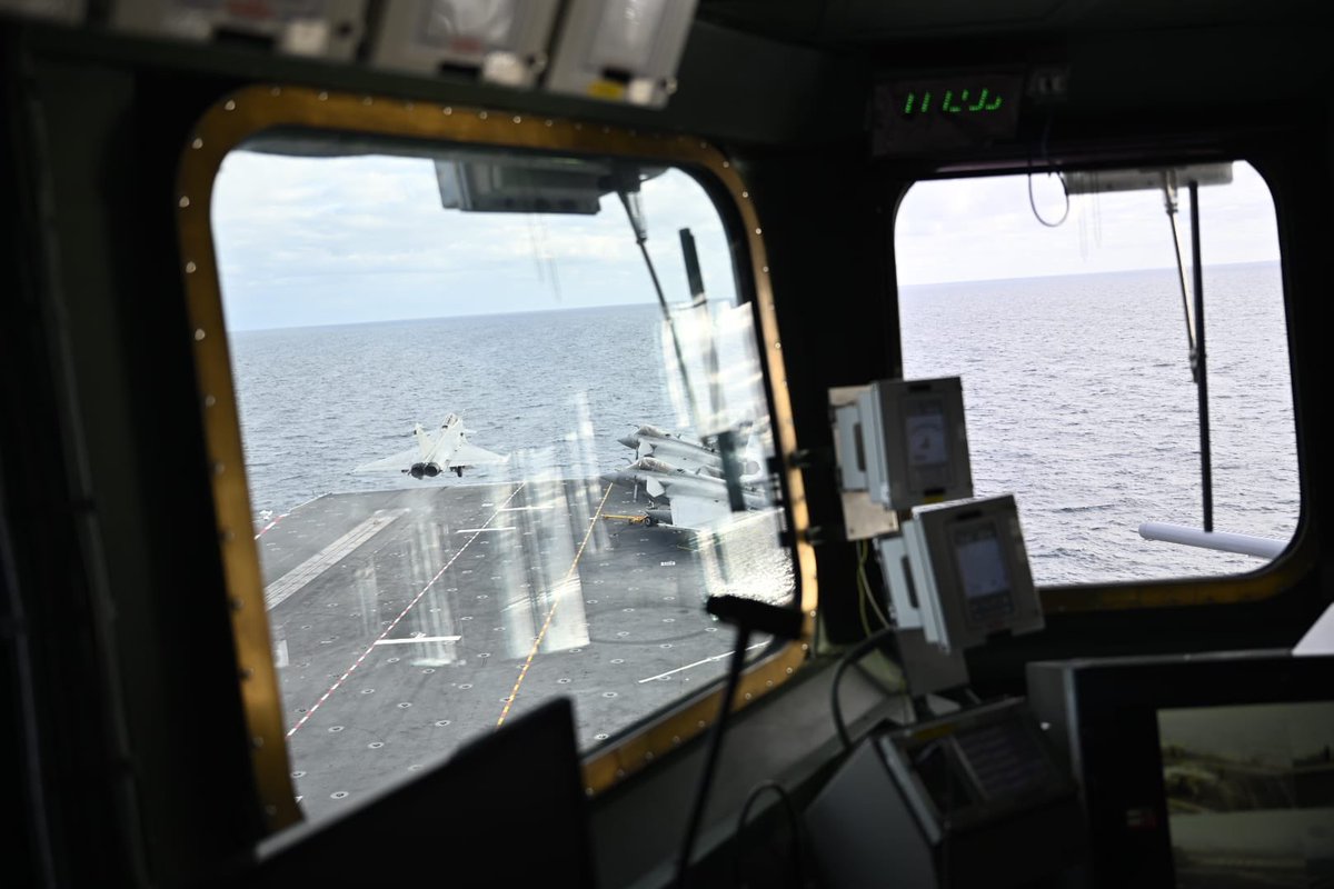 CaVautrin's tweet photo. 25 ans de service.

Derrière les 865 000 nautiques, plus de 60 000 catapultages et les missions menées au nom de la France sur toutes les mers du globe, il y a surtout les milliers de marins qui ont formé et forment encore son grand équipage.

Des femmes et des hommes engagés, exigeants, loin des leurs, qui font vivre chaque jour le Charles de Gaulle.

Le porte-avions est un outil de projection de puissance. Ses marins en sont la force.

#MarineNationale #CharlesDeGaulle