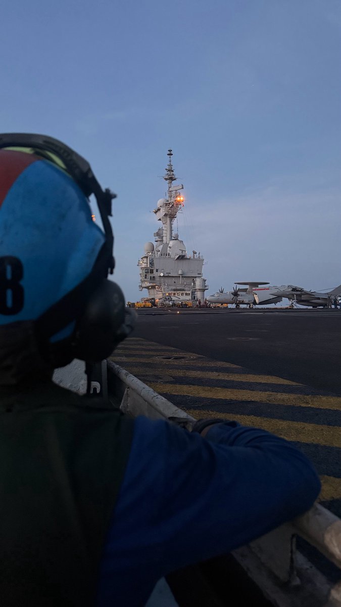 CaVautrin's tweet photo. 25 ans de service.

Derrière les 865 000 nautiques, plus de 60 000 catapultages et les missions menées au nom de la France sur toutes les mers du globe, il y a surtout les milliers de marins qui ont formé et forment encore son grand équipage.

Des femmes et des hommes engagés, exigeants, loin des leurs, qui font vivre chaque jour le Charles de Gaulle.

Le porte-avions est un outil de projection de puissance. Ses marins en sont la force.

#MarineNationale #CharlesDeGaulle